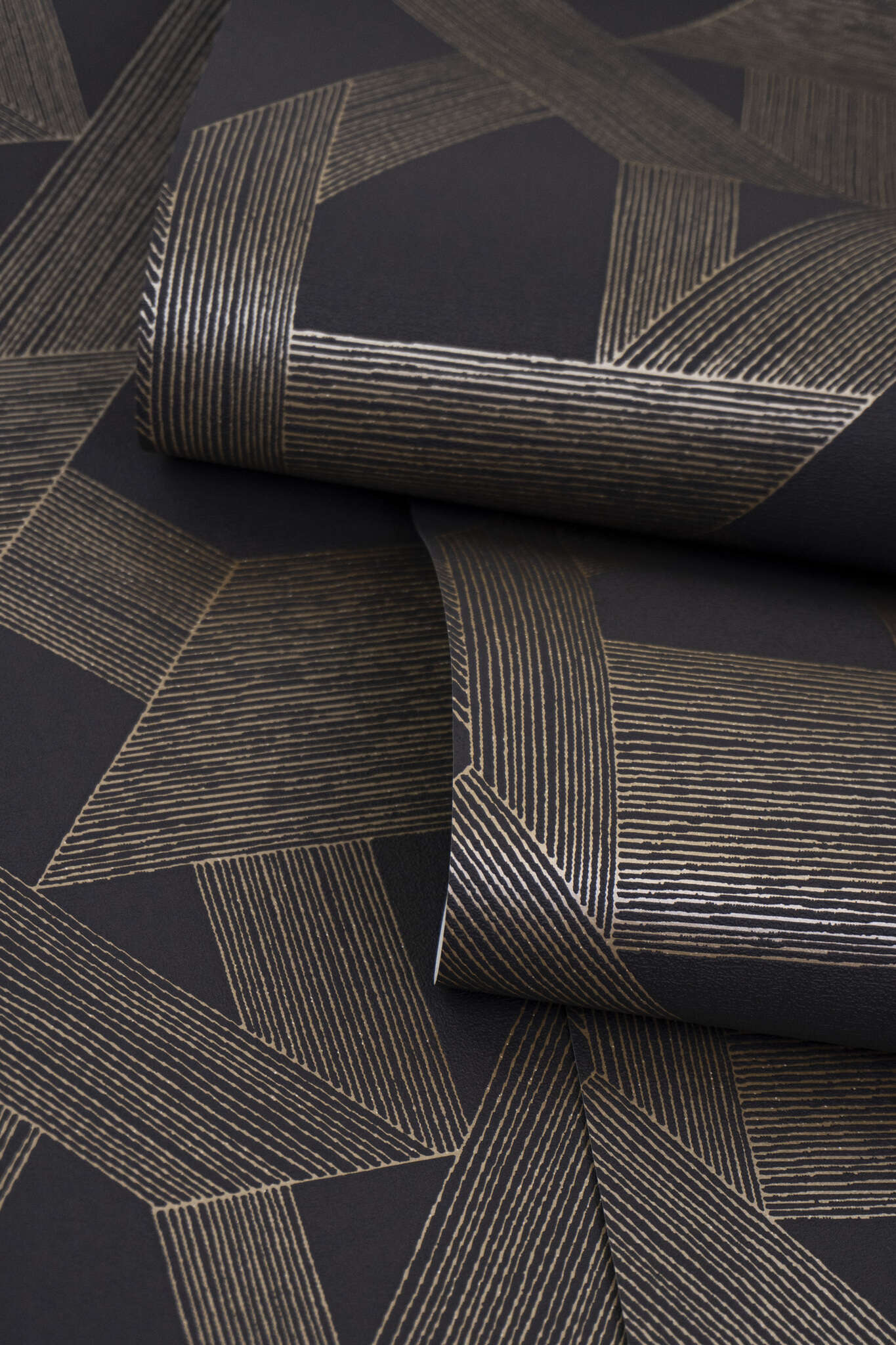 10-600445 Detailaufnahmen 3 Detailed image of Geometric wallpaper with lines and diamonds