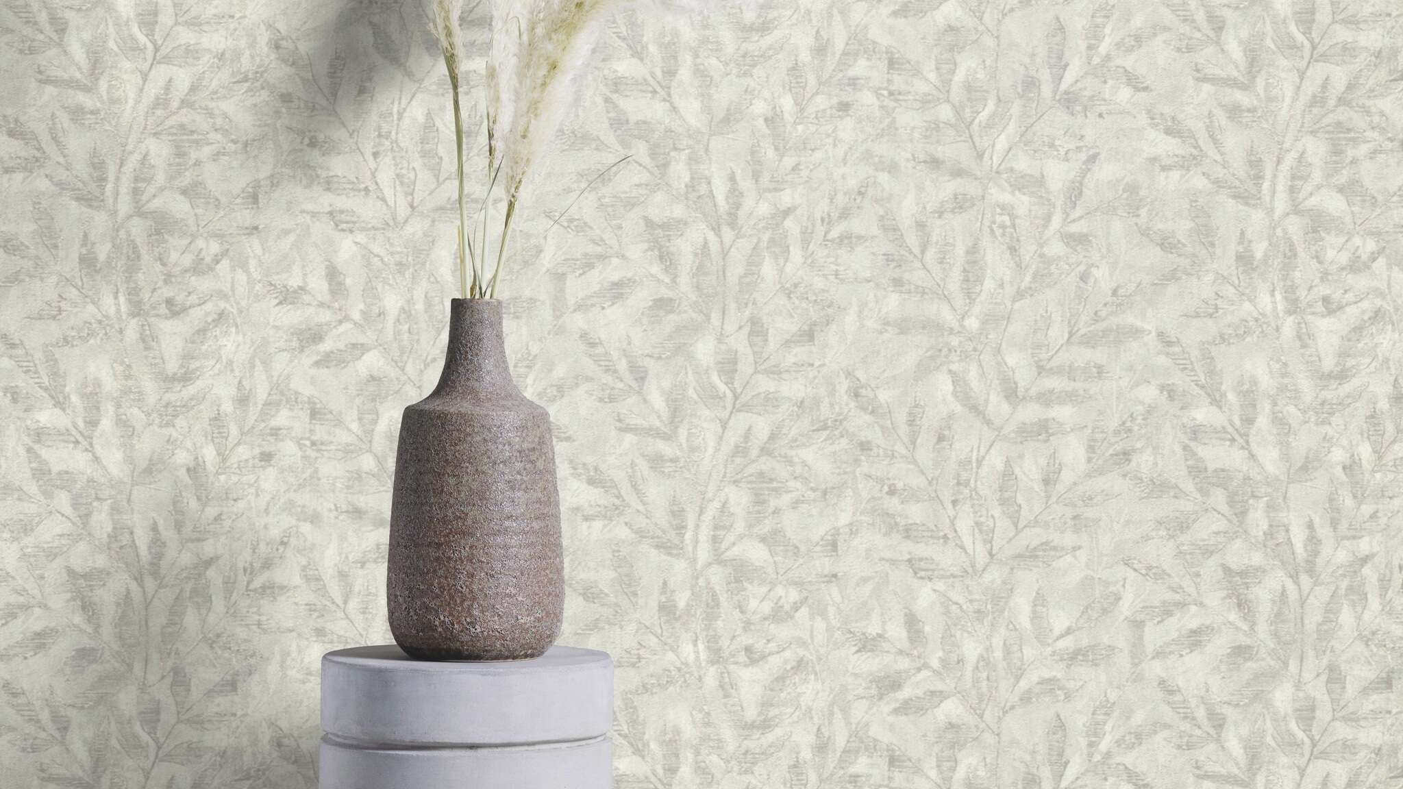 10-315011 Raumsituationen 1 Une chambre avec Papier peint ton sur ton avec un délicat relief de feuilles dans un gris clair moderne – élégant et subtil.