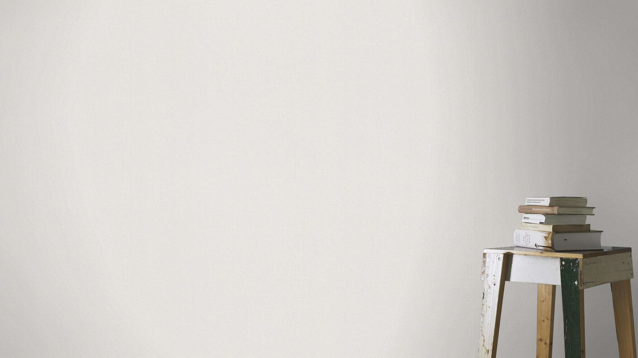 10-415346 Raumsituationen 1 Room with Plain non-woven wallpaper in off-white with a matt, smooth surface.
