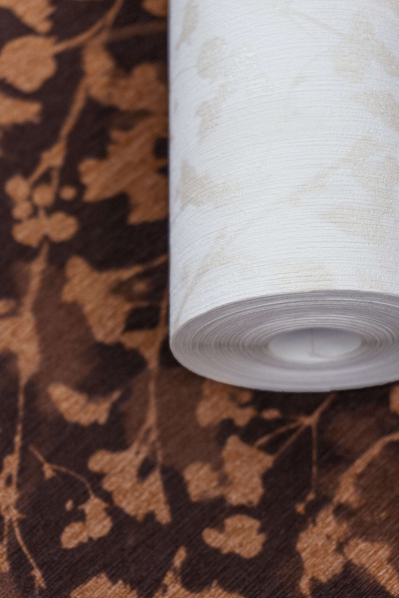10-720730 Detailaufnahmen 2 Detailed image of Wallpaper with plant silhouettes and a fine vertical texture