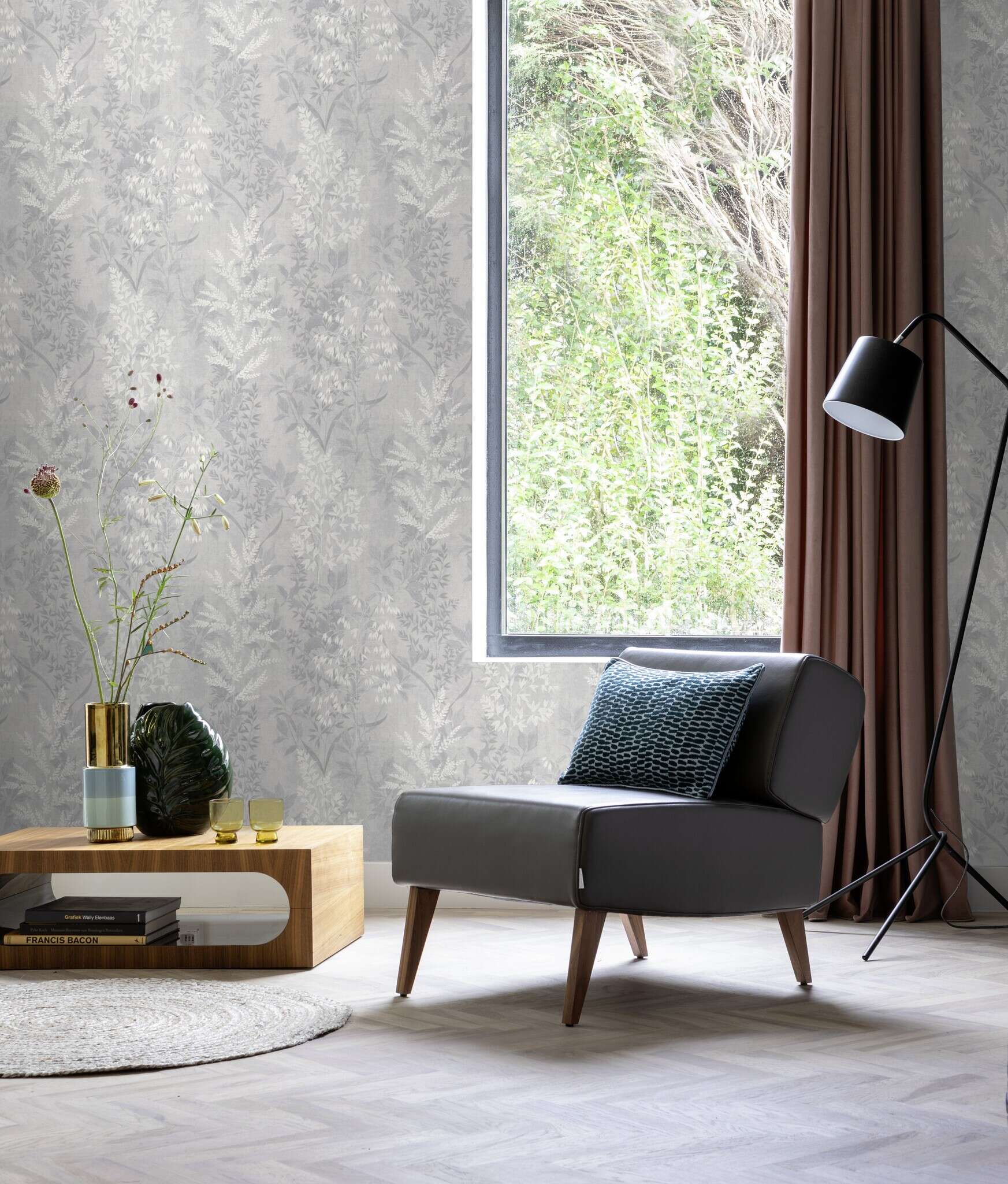 10-285024 Raumsituationen 6 Room with Wallpaper with an elegant glossy pattern of leaves and flowers on a grey background