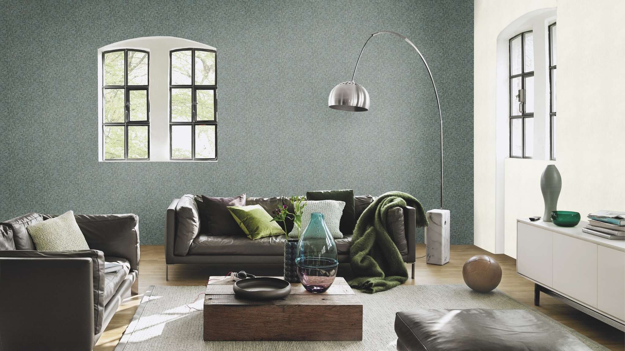10-315127 Raumsituationen 1 Room with White wallpaper with a light patina look, inspired by oxidised metal surfaces – stylish and versatile.