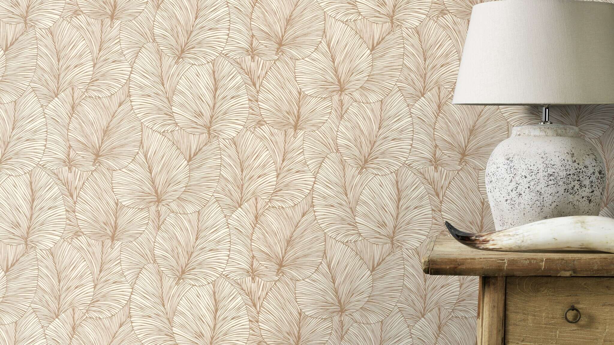 10-456622 Raumsituationen 1 Raum mit Naturinspirierte Vliestapete mit großflächigem Blattmotiv in sanftem Beige – ideal für wohnliche Akzente.