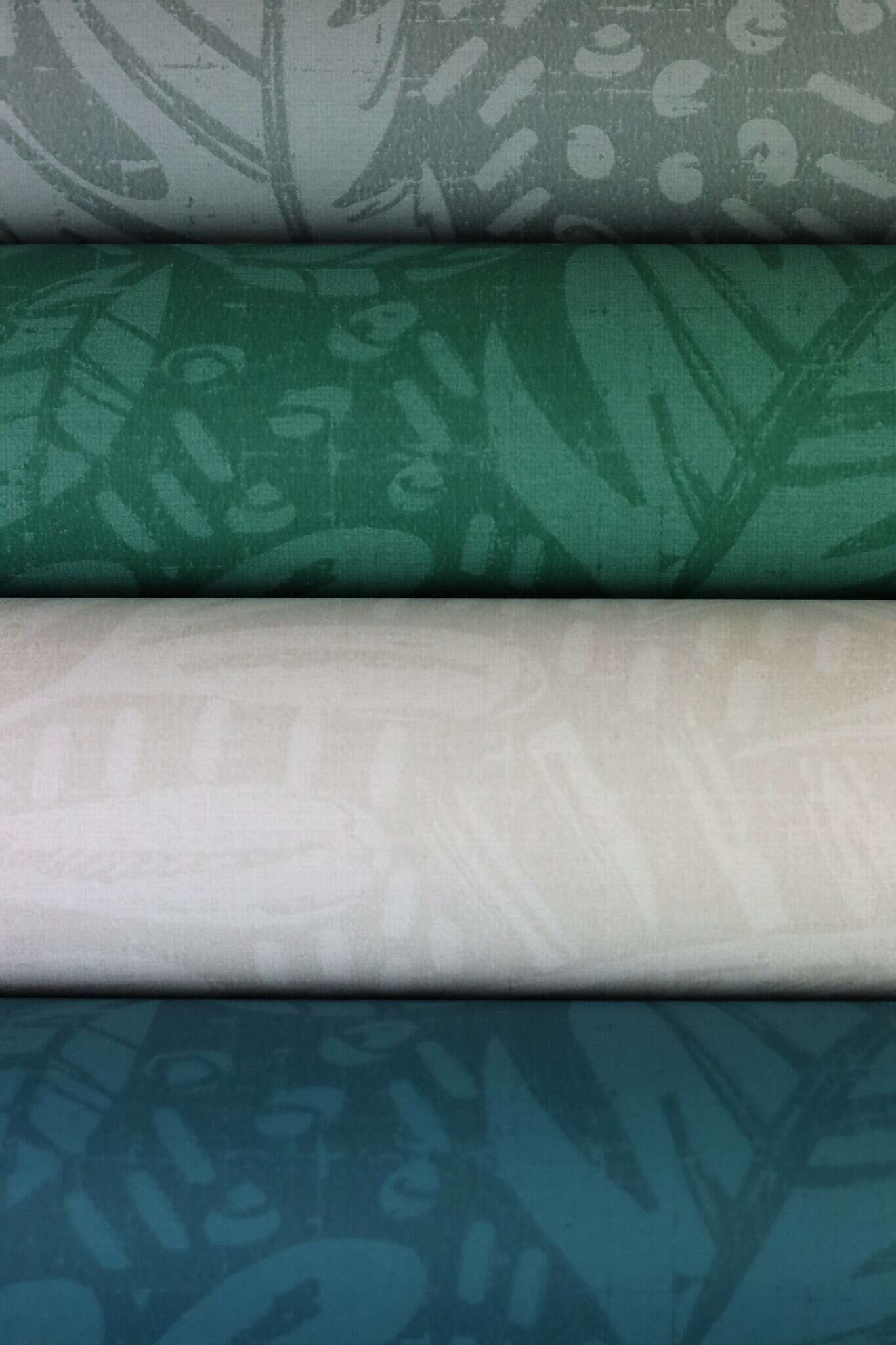 10-553024 Detailaufnahmen 2 Leaves non-woven wallpaper in green-grey 553024