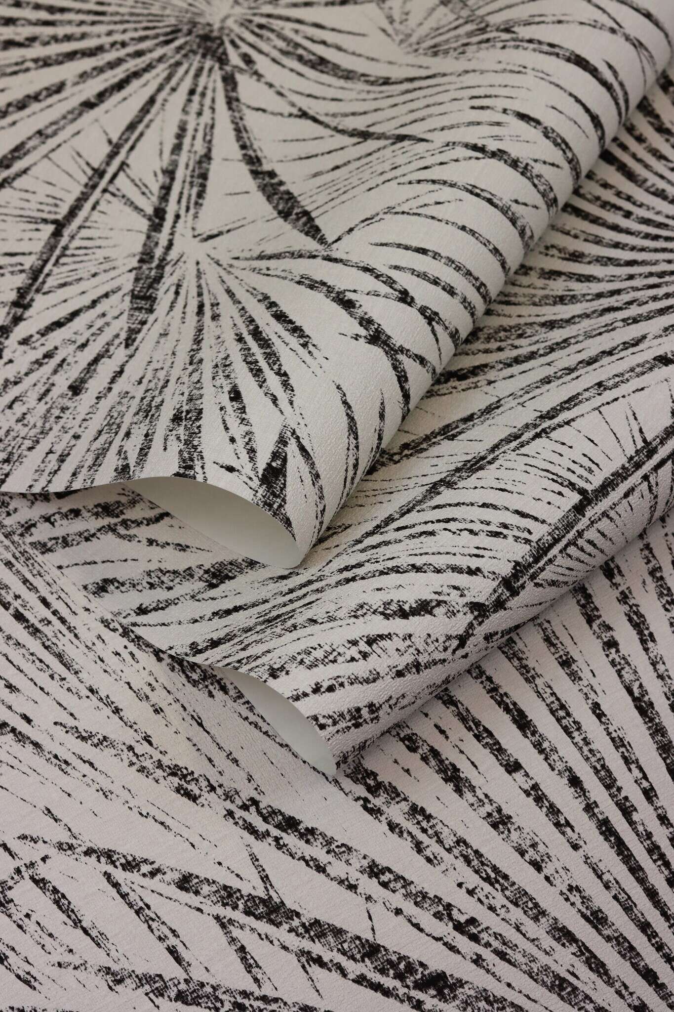 10-555738 Detailaufnahmen 18 Detailed image of Wallpaper with drawn palm fronds in shabby chic style