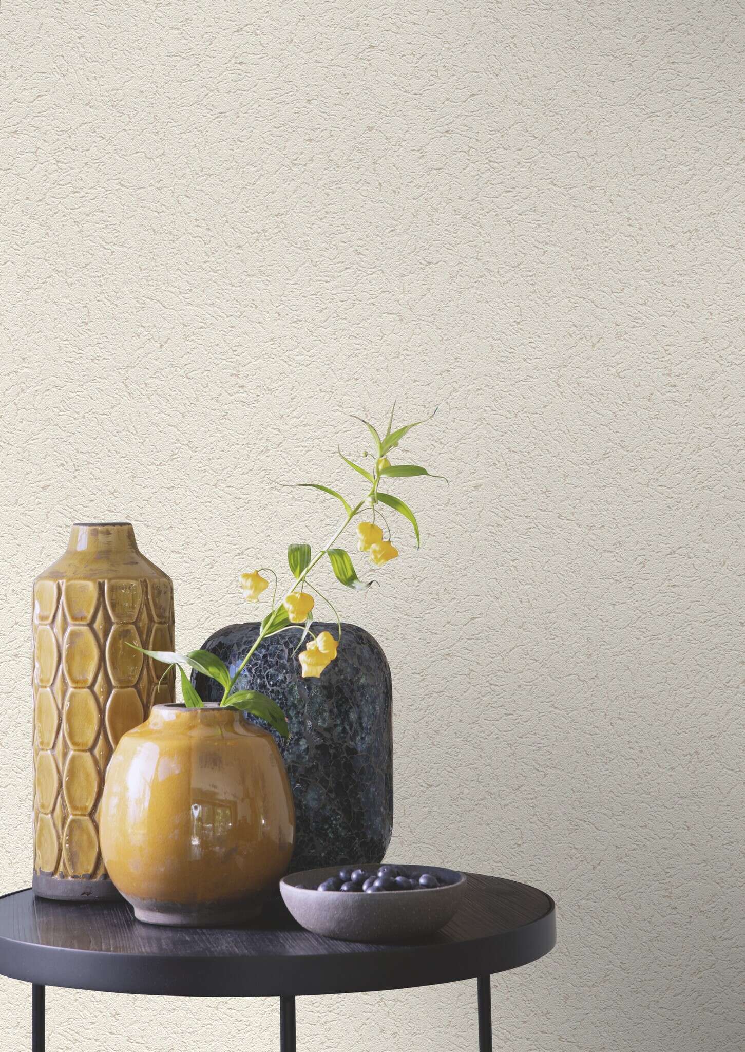10-400700 Raumsituationen 3 Une chambre avec Papier peint blanc chaud avec une texture finement rayée – texturé, discret et classique.