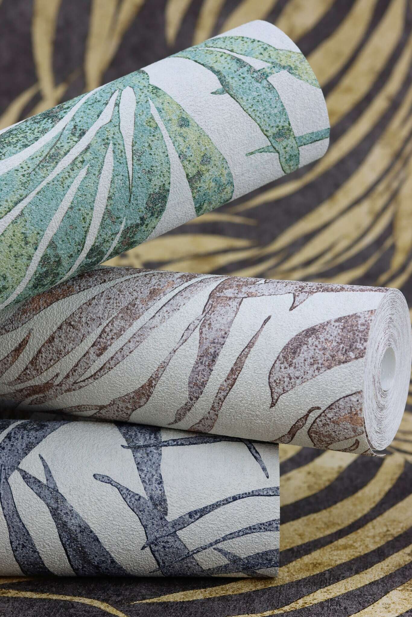 10-617429 Detailaufnahmen 2 Palm leaves non-woven wallpaper in blue-demin Indigo Selection 617429