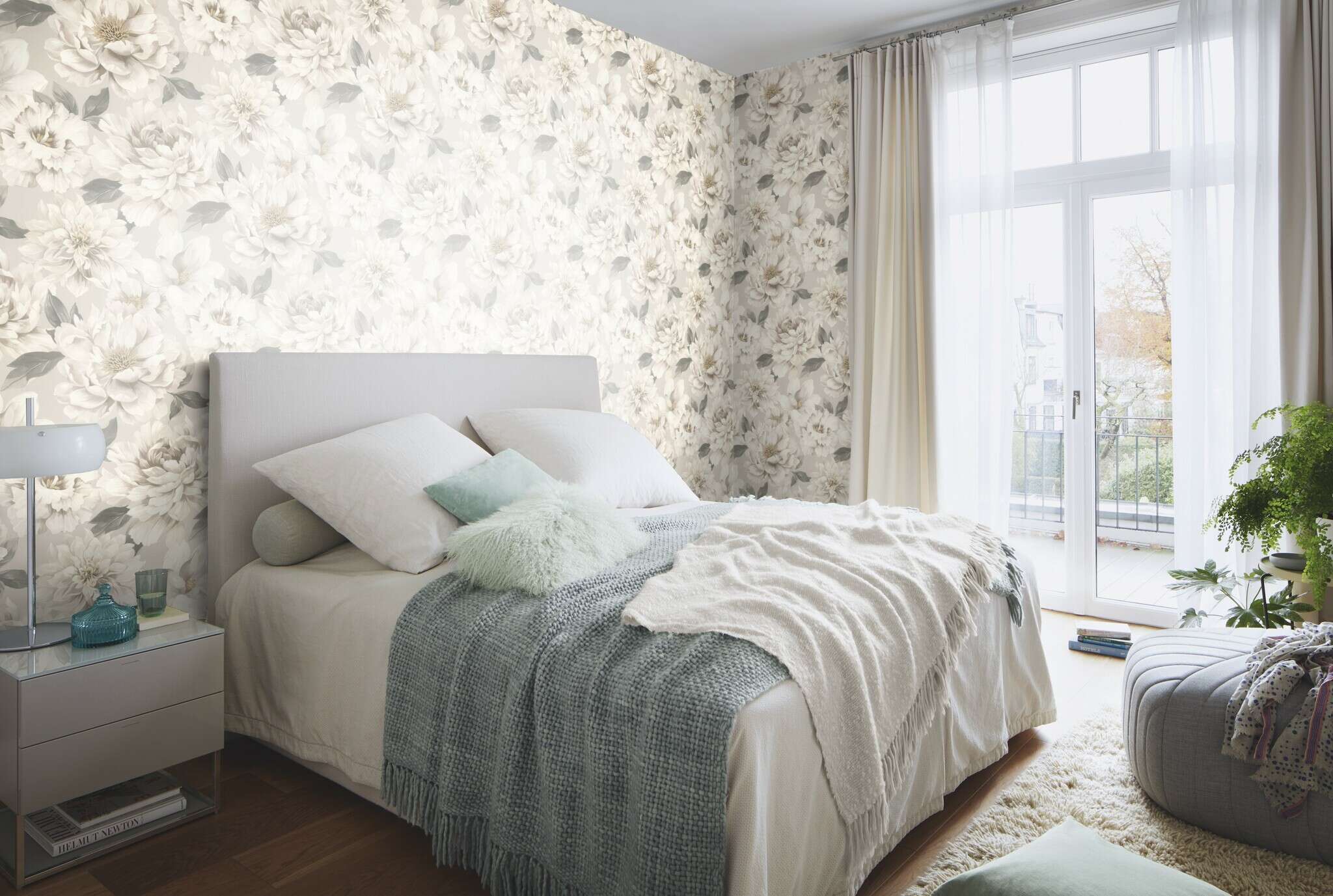 10-201352 Raumsituationen 2 Room with Elegant floral design with large peonies in neutral natural tones