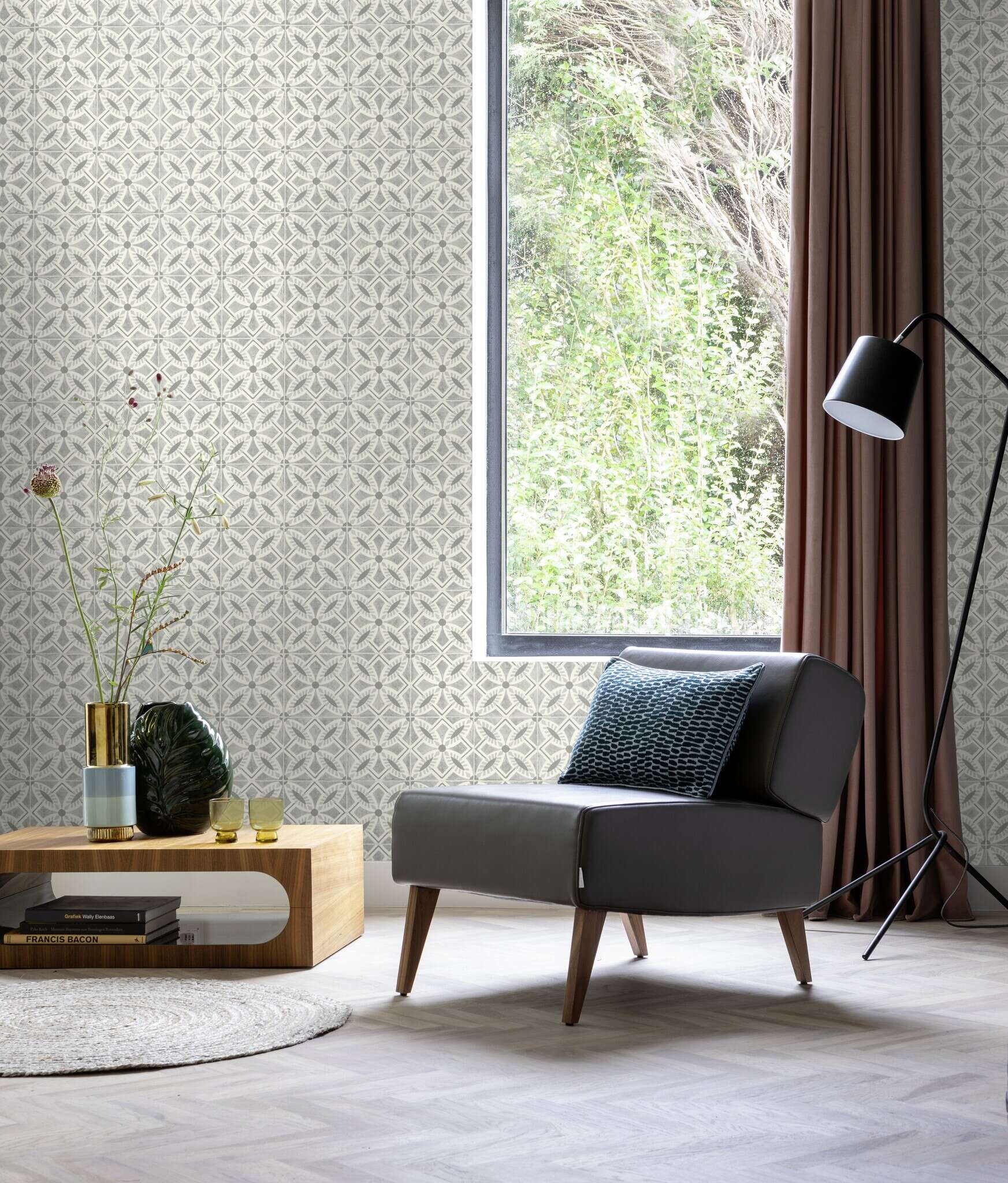 10-410259 Raumsituationen 1 Room with Grey non-woven wallpaper in a vintage tile style with delicate ornaments – modern and nostalgic at the same time.