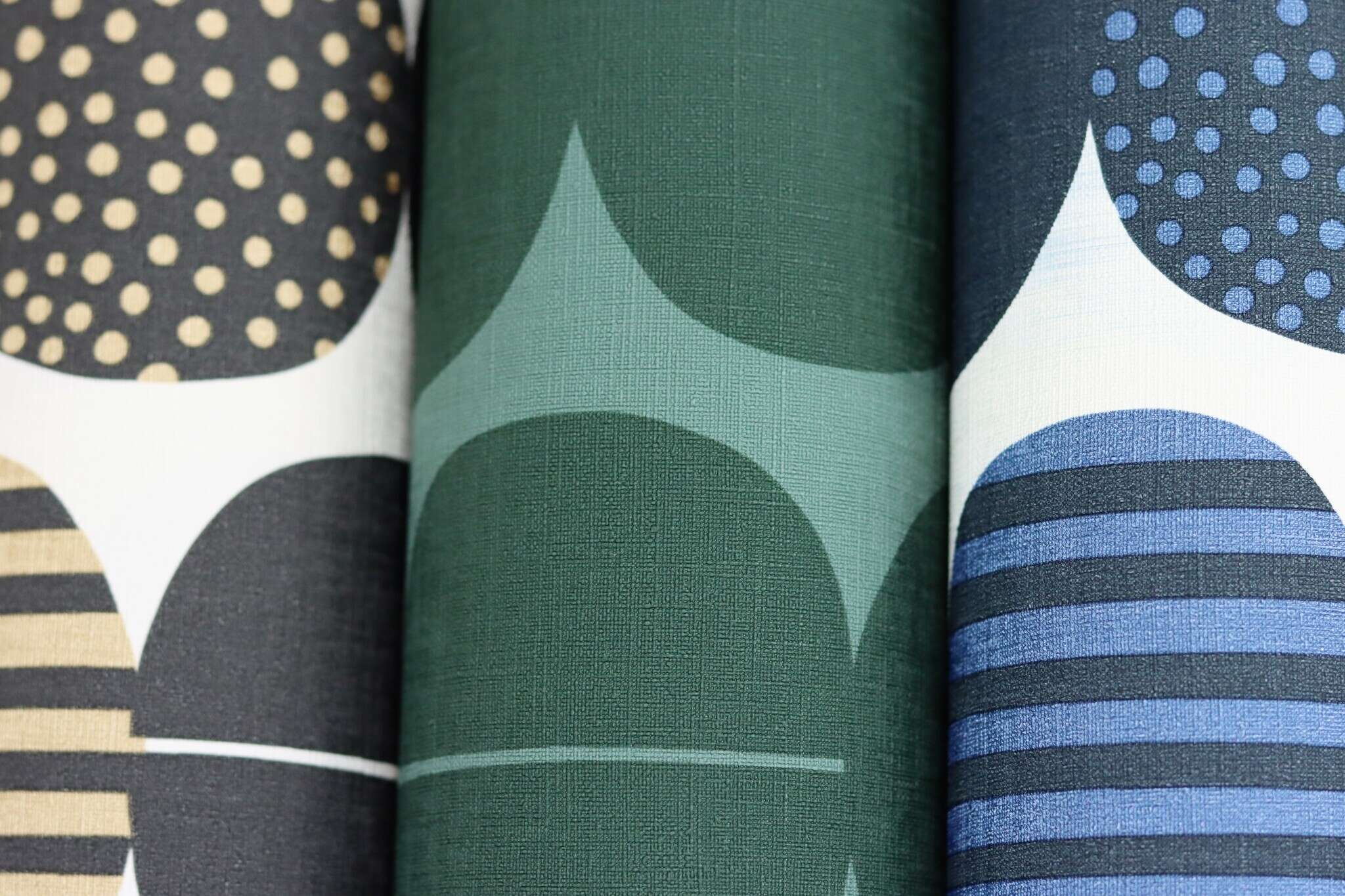 10-539745 Detailaufnahmen 12 Circles non-woven wallpaper in blue-dark blue Selection 539745