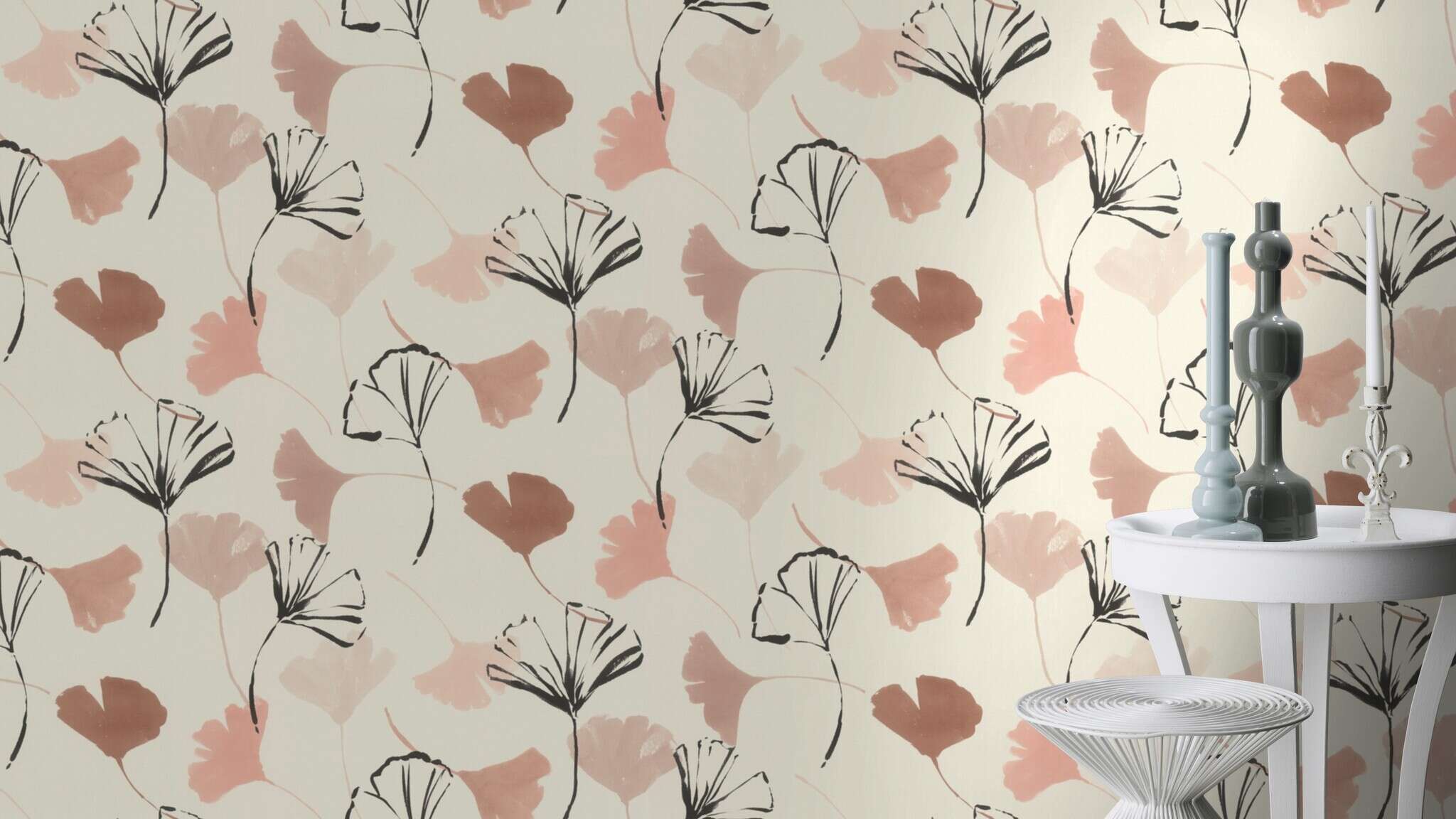 10-690118 Raumsituationen 3 Room with Suggestive gingko leaves in black, rola and taupe on a cream-white background