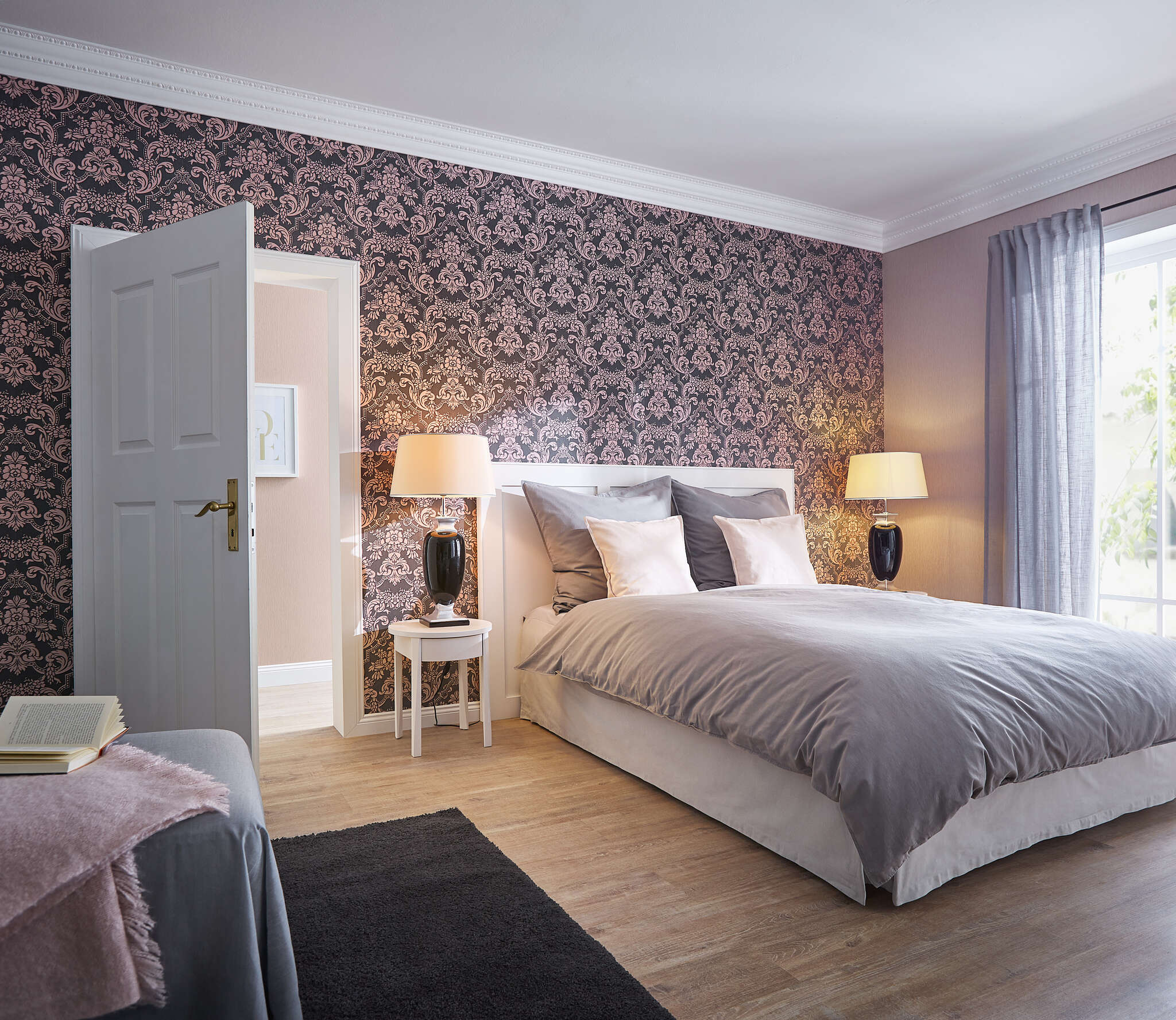10-570021 Raumbilder 1 Room with Single-colour wallpaper with shimmer effect
