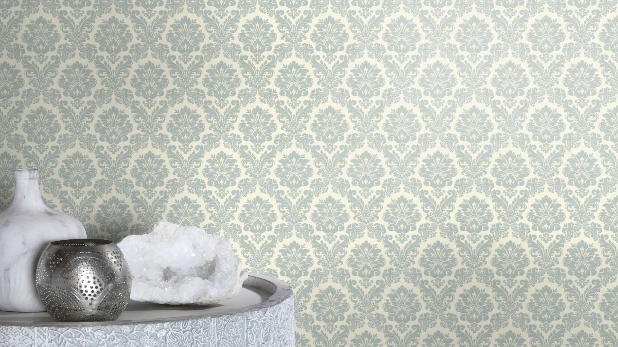 10-570533 Raumsituationen 2 Room with Silver-blue ornaments in classic baroque style on a cream-white background with a textile look