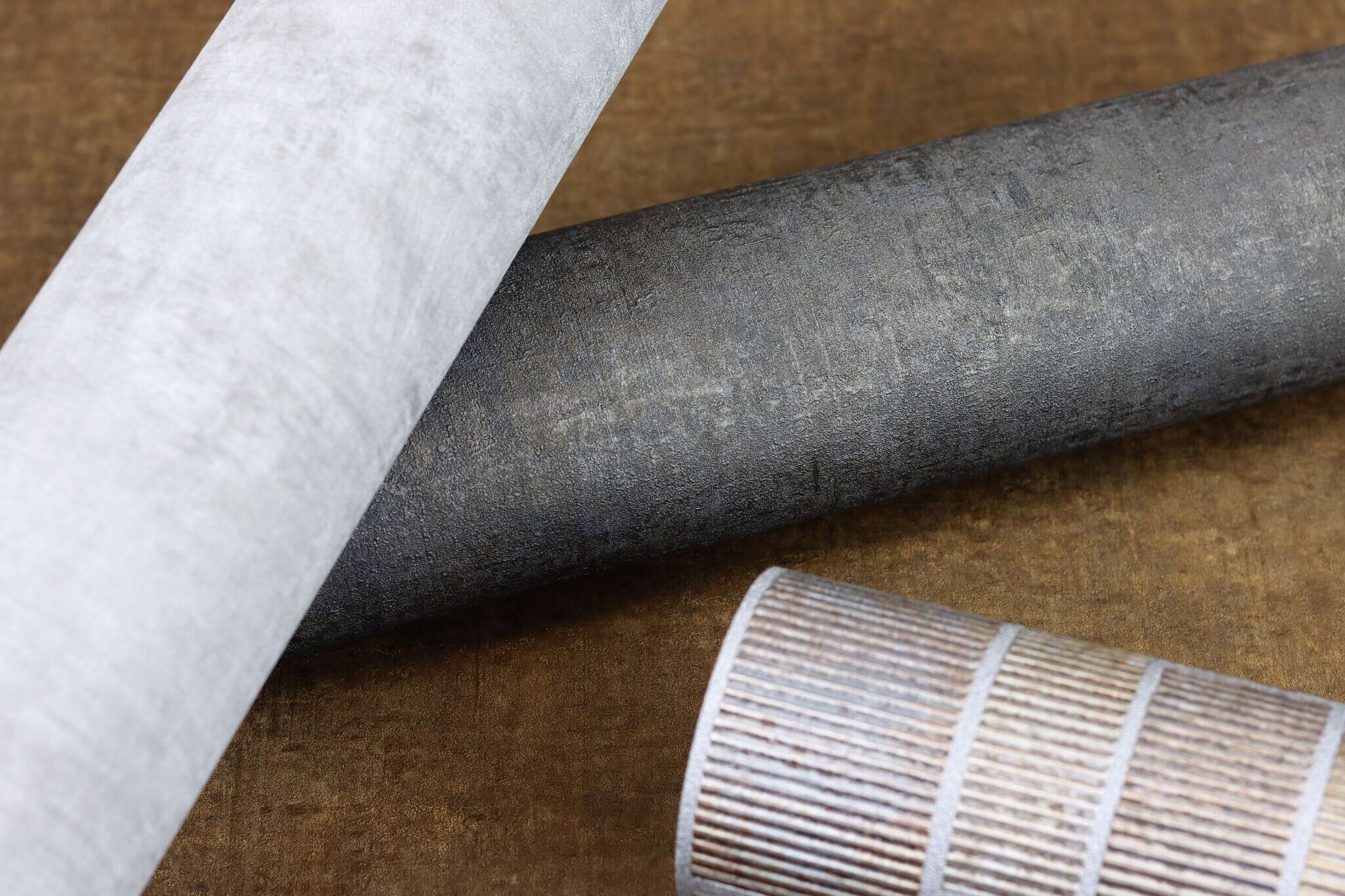 10-429268 Detailaufnahmen 12 Detailed image of Dark non-woven wallpaper with a matt surface and textured texture in anthracite.