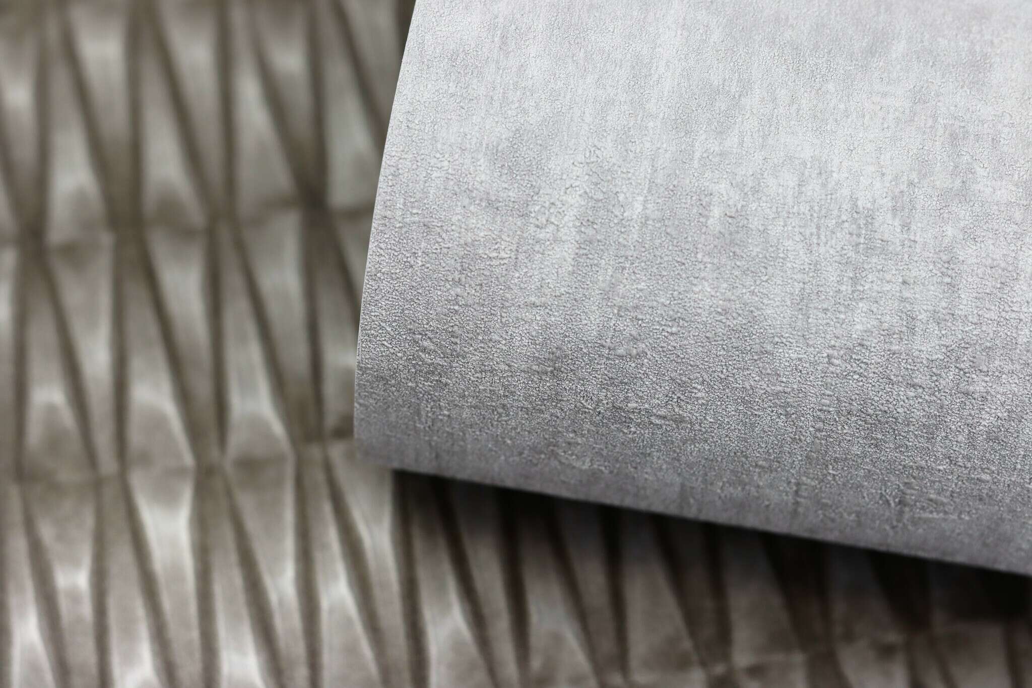 10-429237 Detailaufnahmen 10 Detailed image of Non-woven wallpaper with a textured surface in light grey.