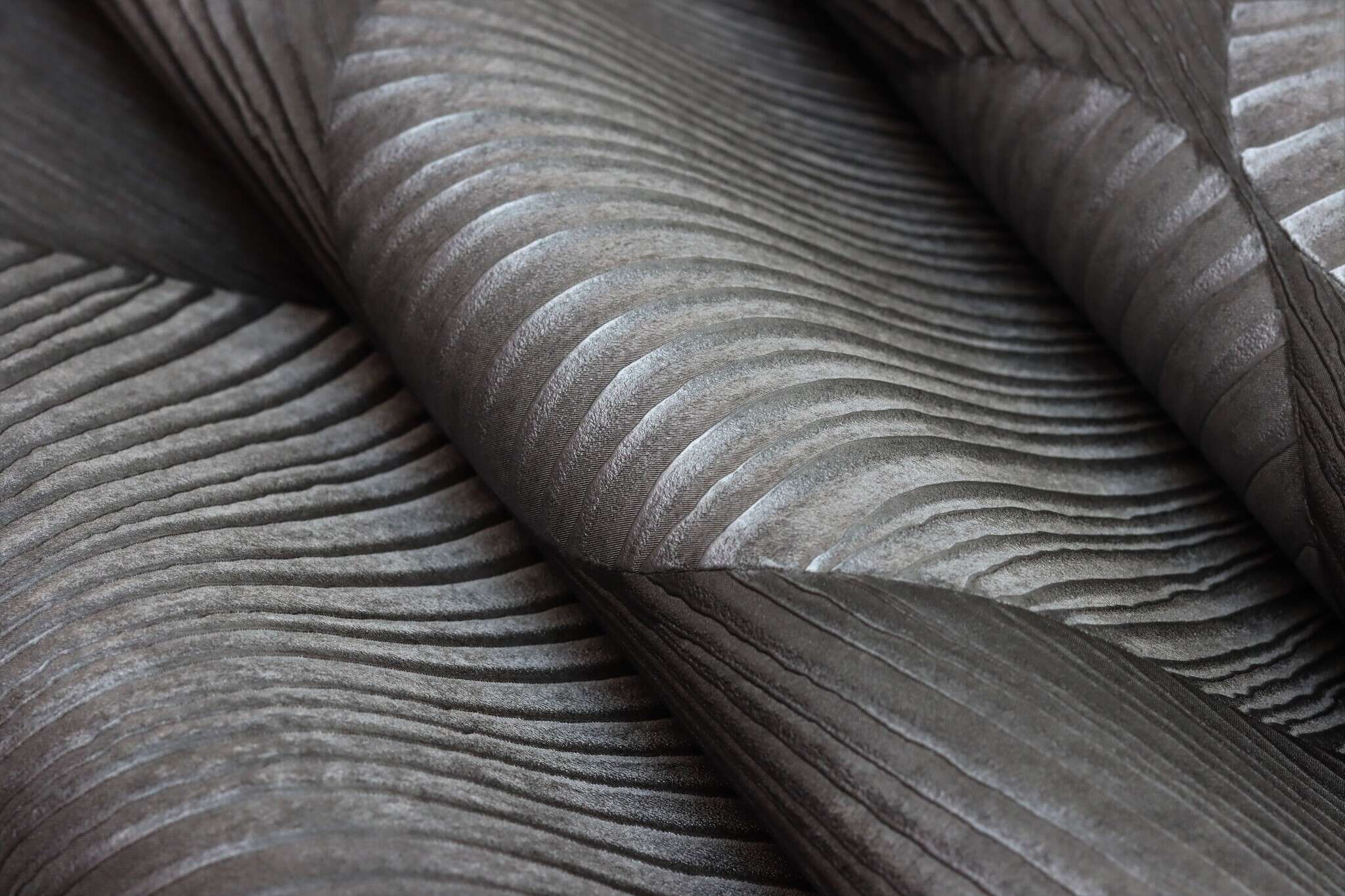 10-608250 Detailaufnahmen 12 Detailed image of Graphic wallpaper with shells and grooved texture