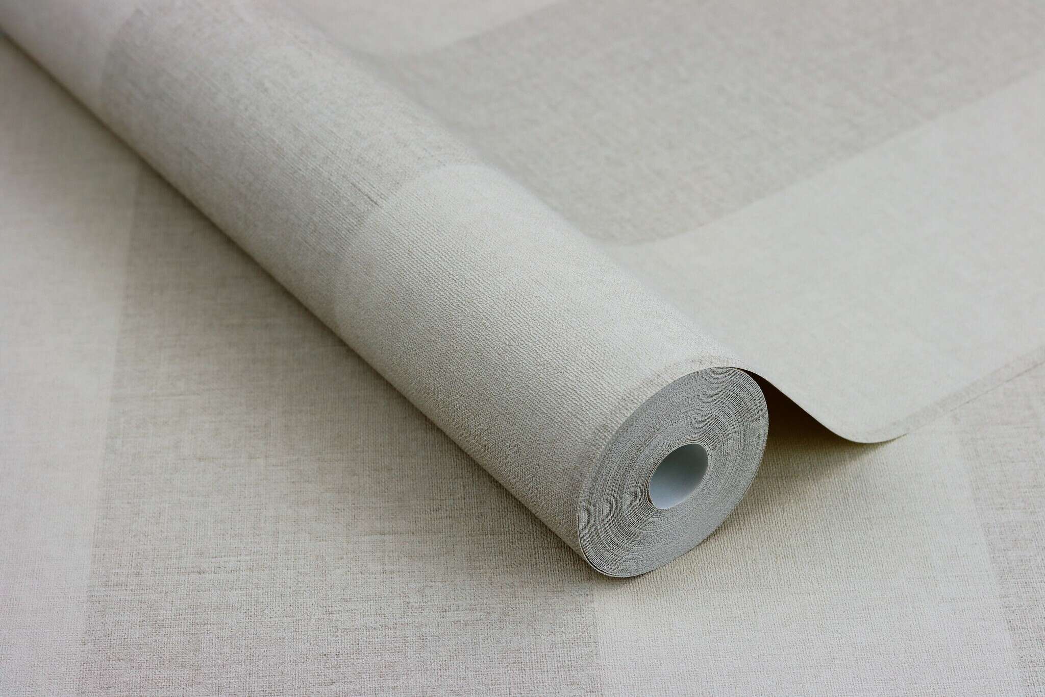 10-448771 Detailaufnahmen 1 Detailed image of Classically elegant wallpaper with wide block stripes in beige and cream – perfect for stylish accents.