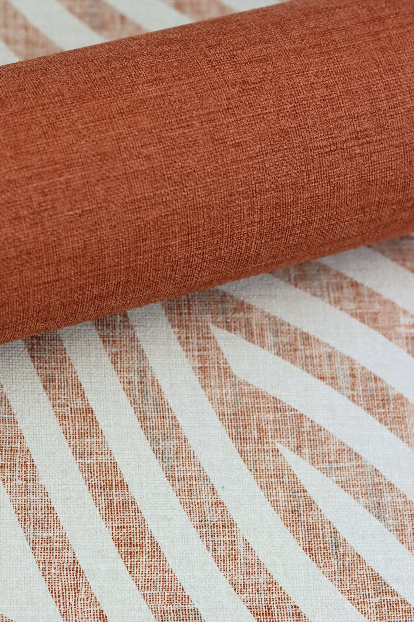 10-704549 Detailaufnahmen 12 Non-woven wallpaper in light red-terra Selection 704549