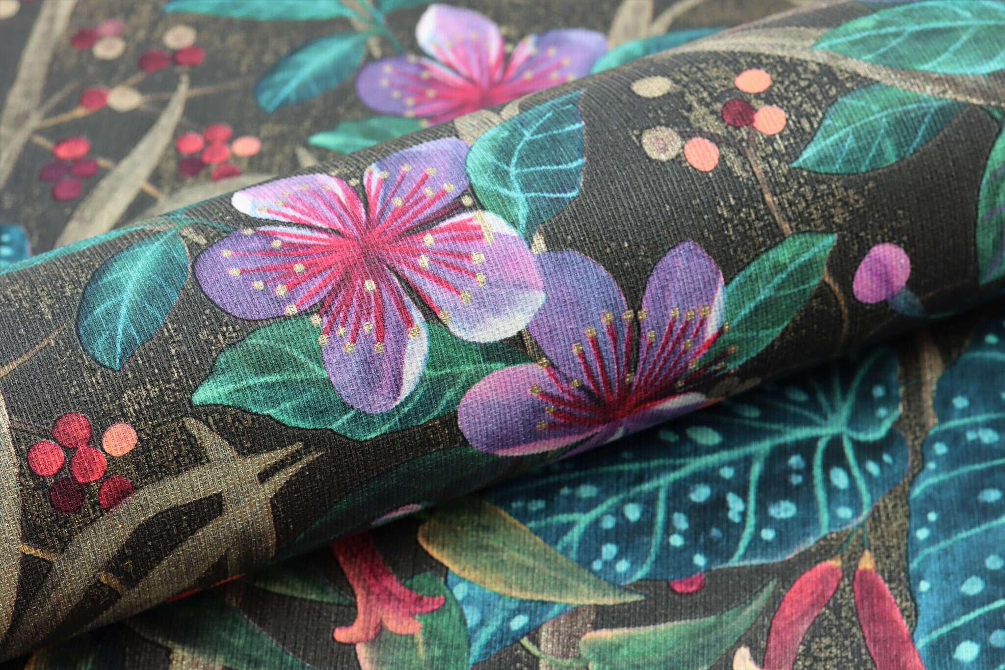 10-538236 Detailaufnahmen 4 Detailed image of Leaf wallpaper with flowers and plants