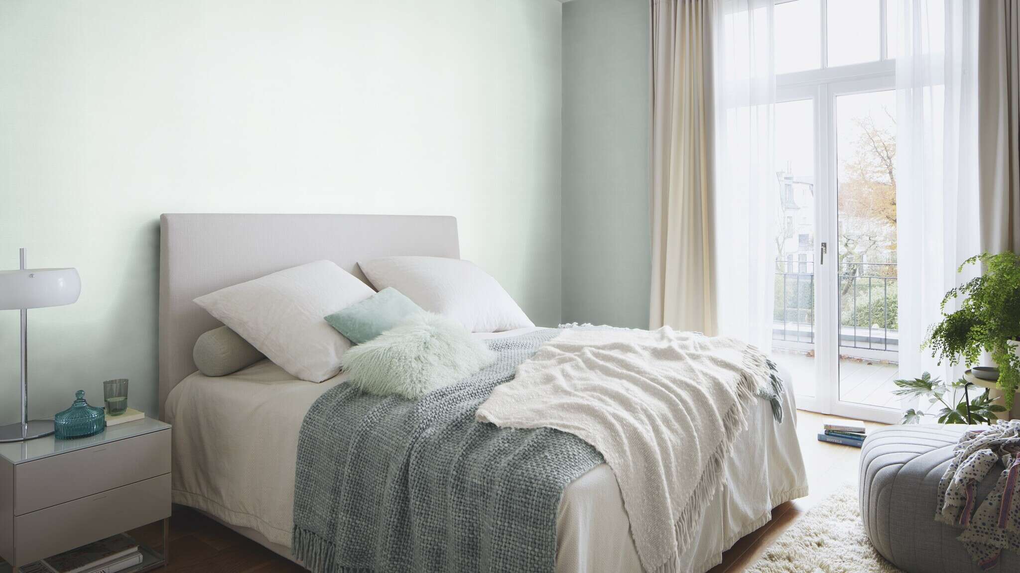 10-688009 Raumsituationen 1 Room with Single-colour wallpaper with a textile texture