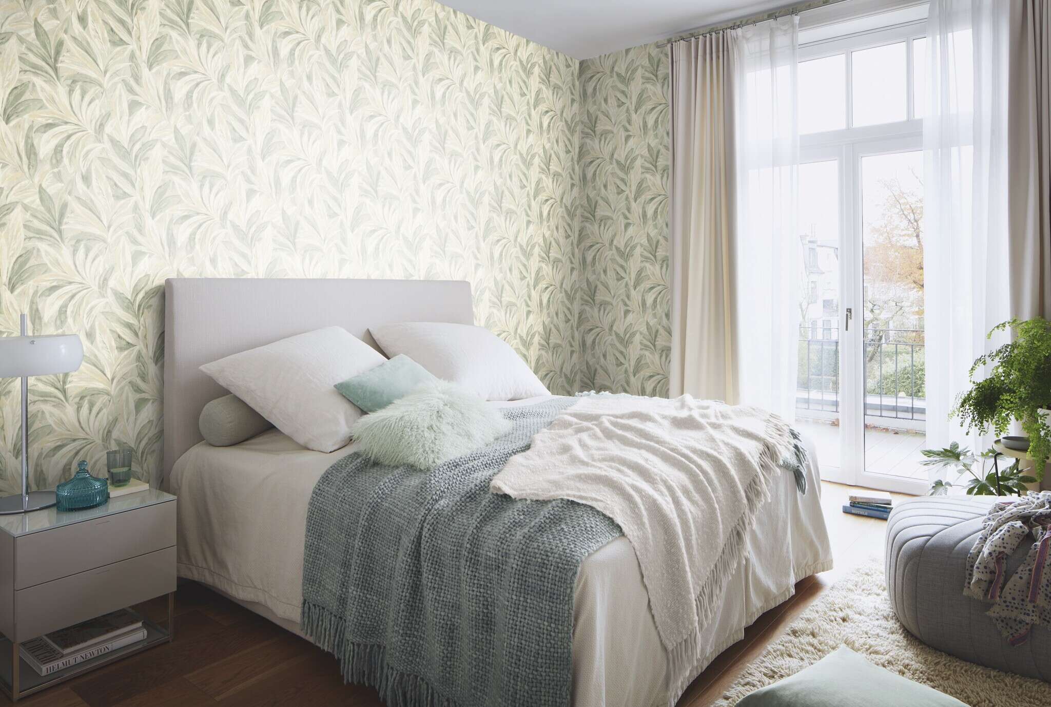 10-547498 Raumbilder 1 Une chambre avec Papier peint avec des feuilles stylisées et un aspect tissu