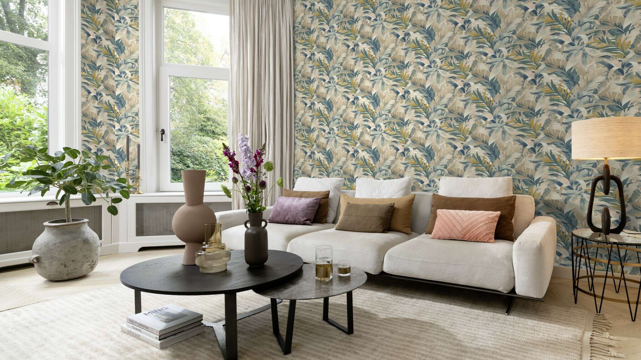 10-865202 Raumsituationen 3 Room with Exotic leaves in a painted look in beige, green, blue and brown with a fine texture