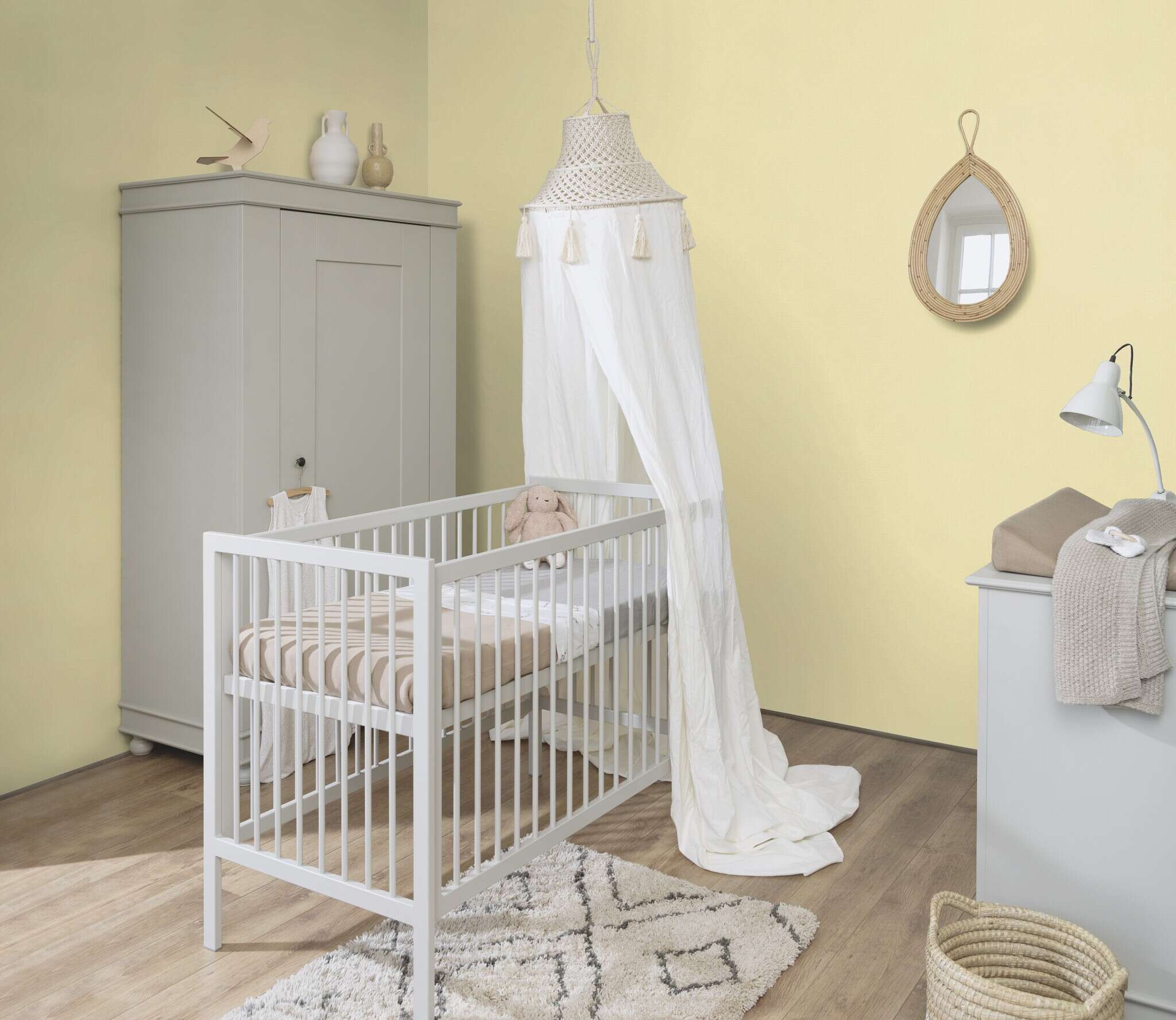 10-447521 Raumsituationen 3 Room with Plain non-woven wallpaper in delicate light yellow with a fabric-like linen texture