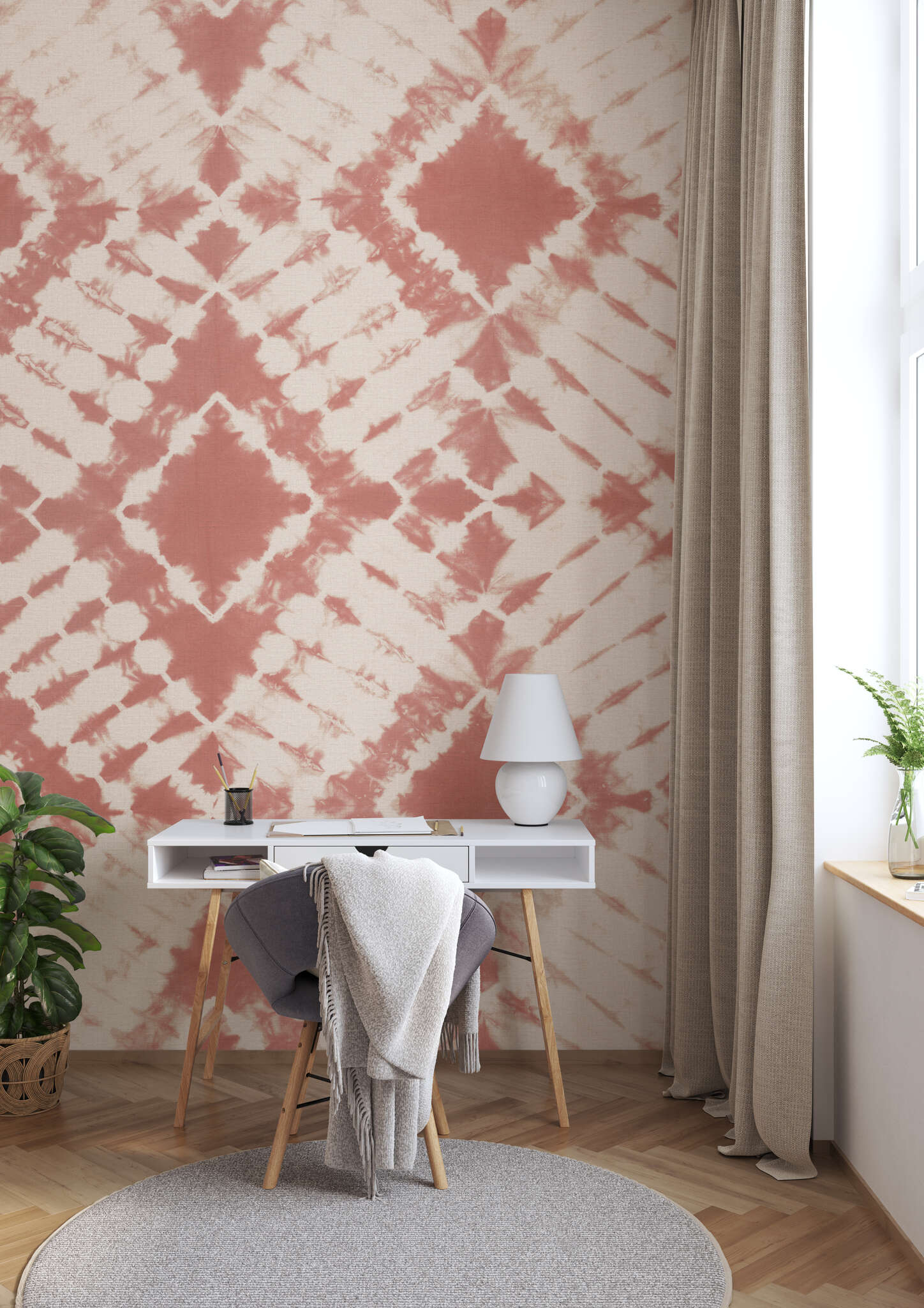 10-367669 Raumsituationen 1 Une chambre avec Papier peint batik accrocheur rouge rouille et beige avec un motif en losange – artistique, puissant et décoratif.