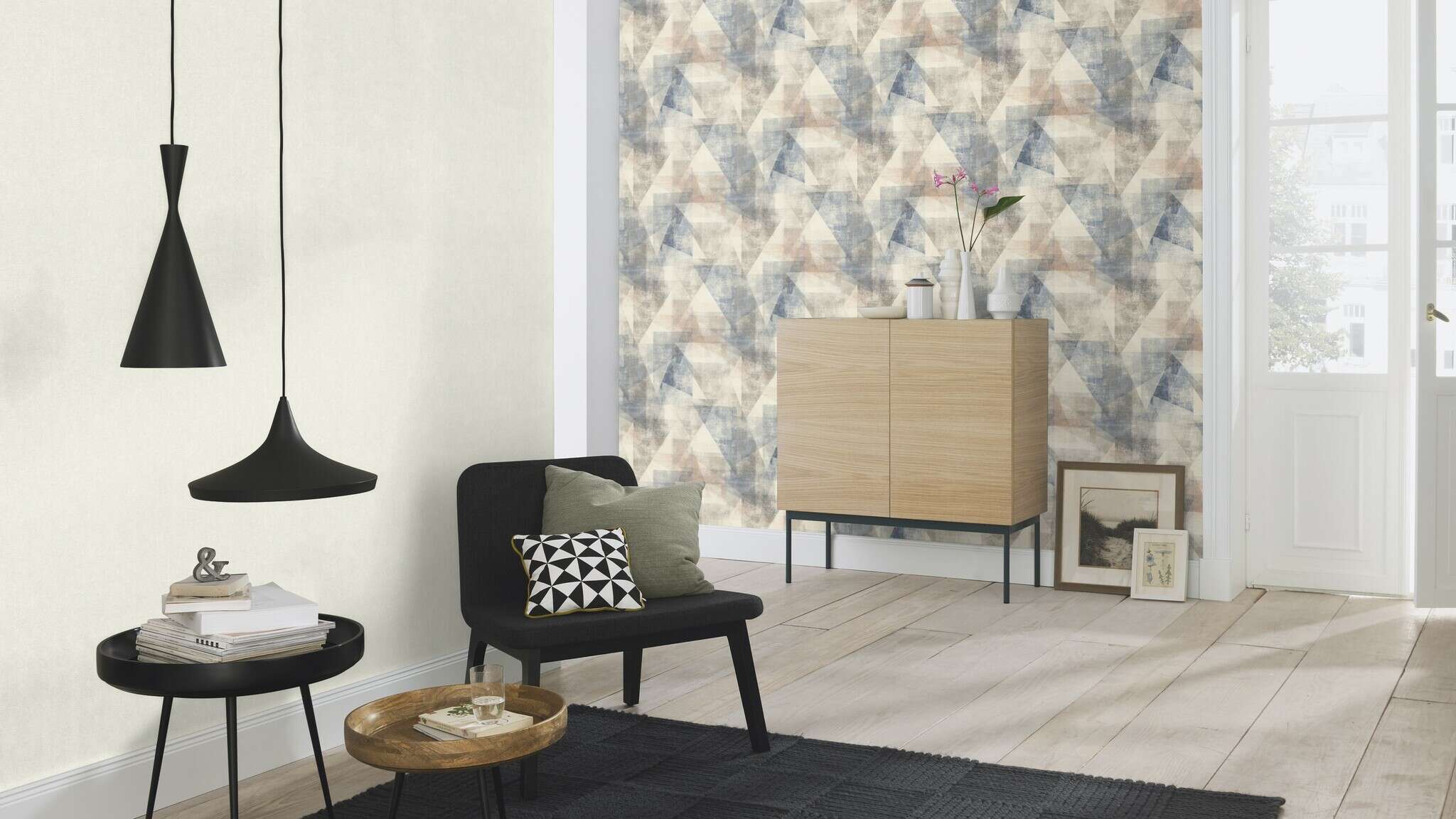 10-617955 Raumsituationen 1 Une chambre avec Papier peint géométrique à triangles
