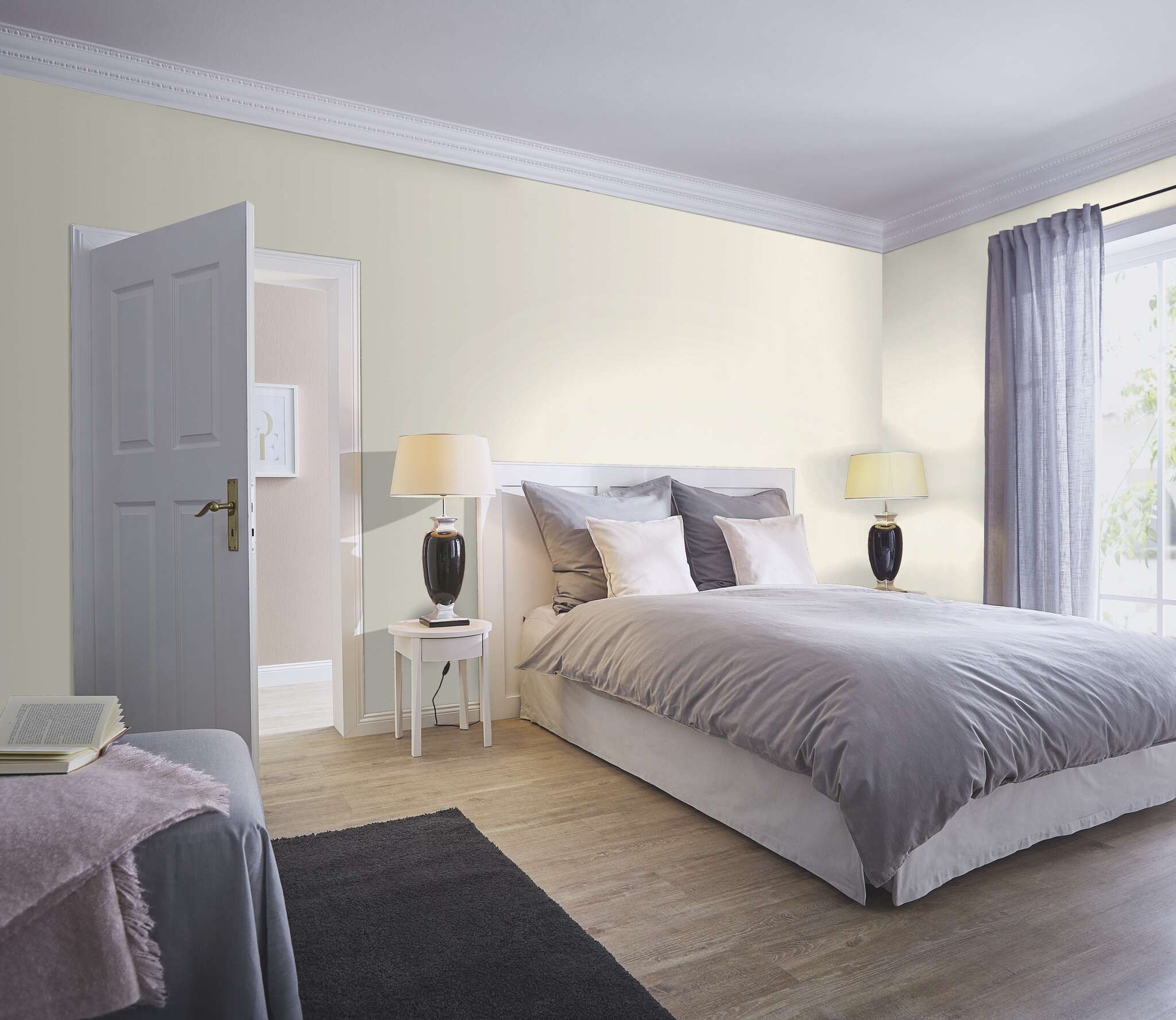 Raum mit Uni-Vliestapete in elfenbeinfarbenem Ton mit textilähnlicher Oberfläche.