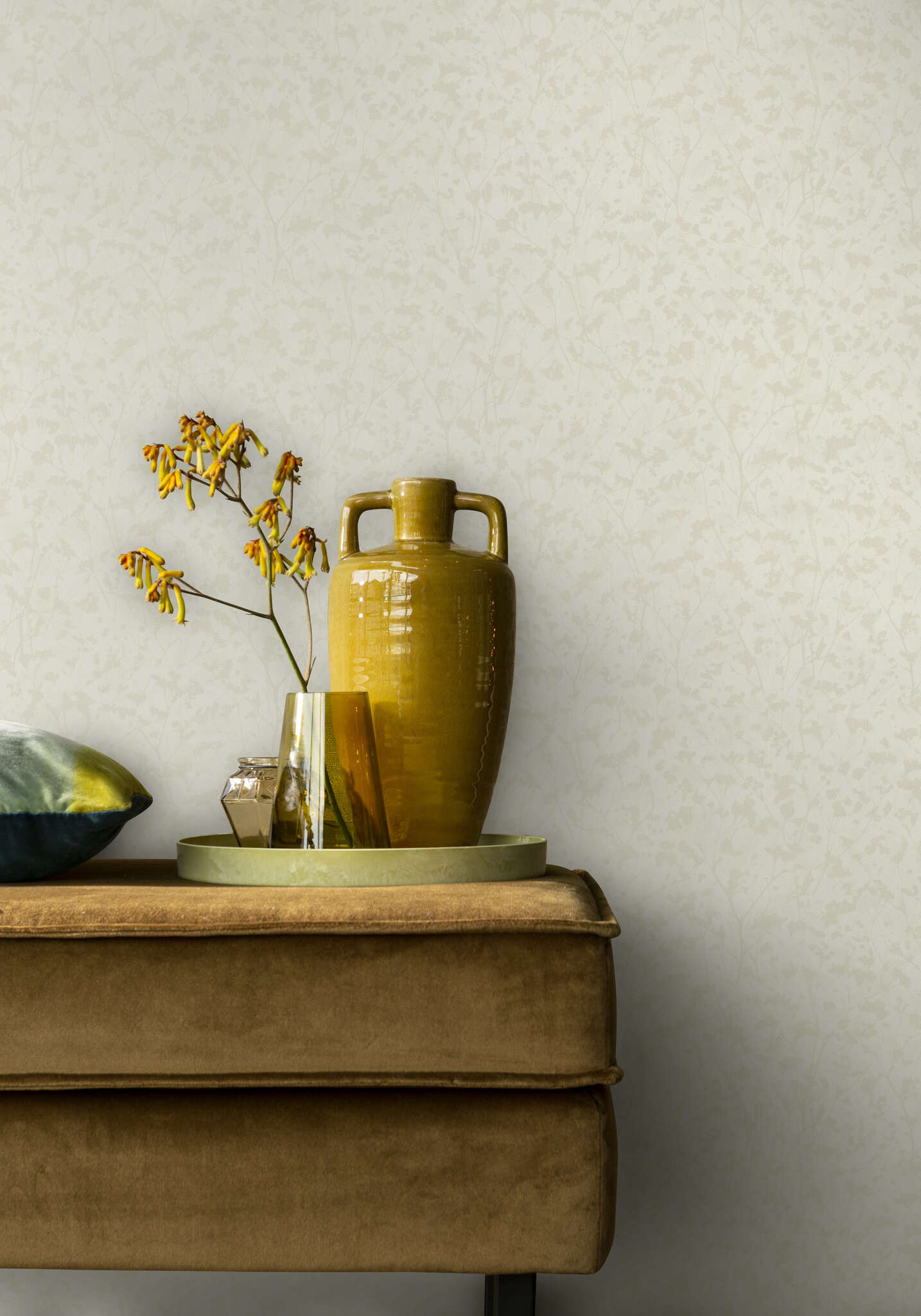 10-720730 Raumsituationen 1 Room with Wallpaper with plant silhouettes and a fine vertical texture
