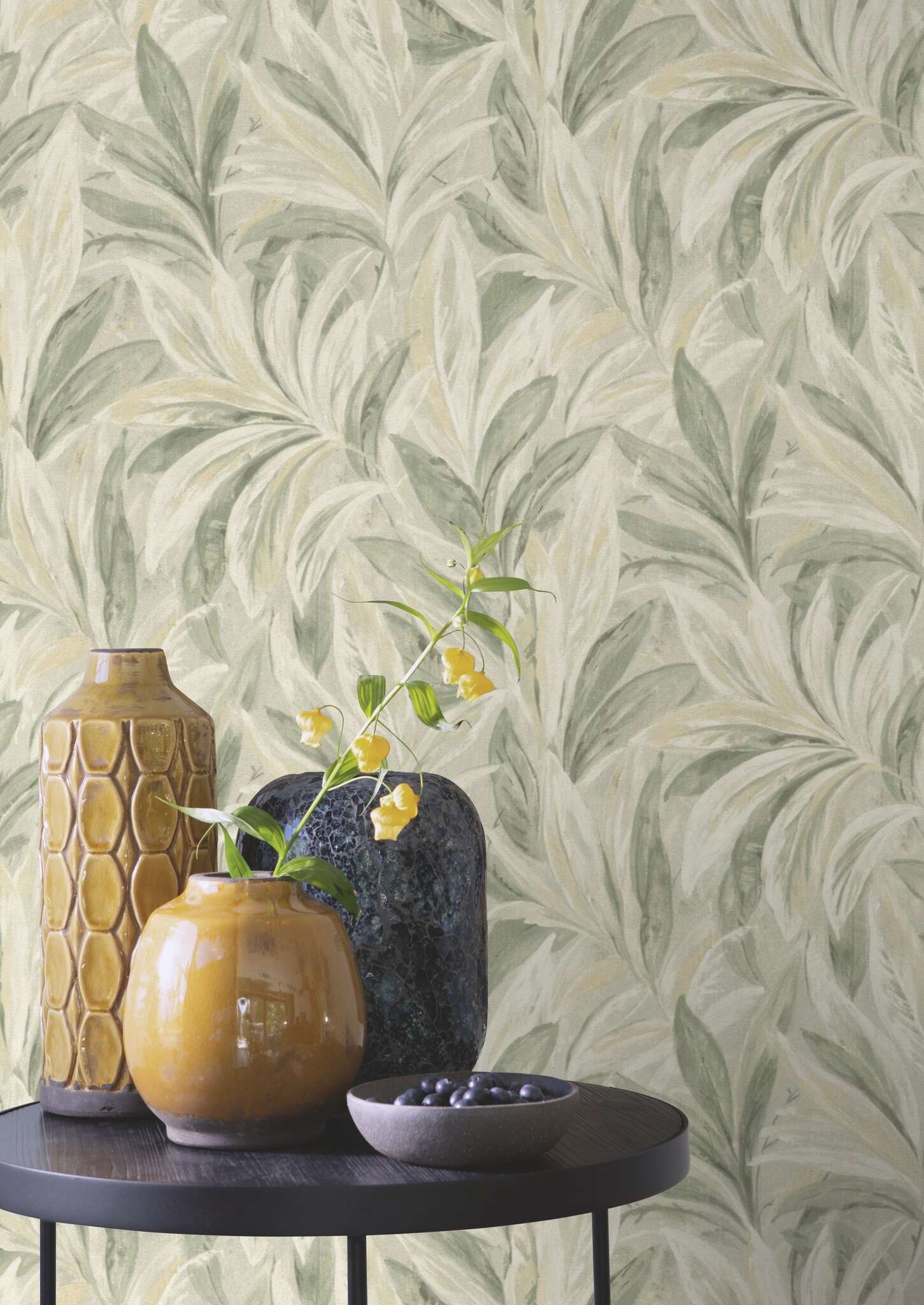 10-547498 Raumsituationen 4 Une chambre avec Papier peint avec des feuilles stylisées et un aspect tissu