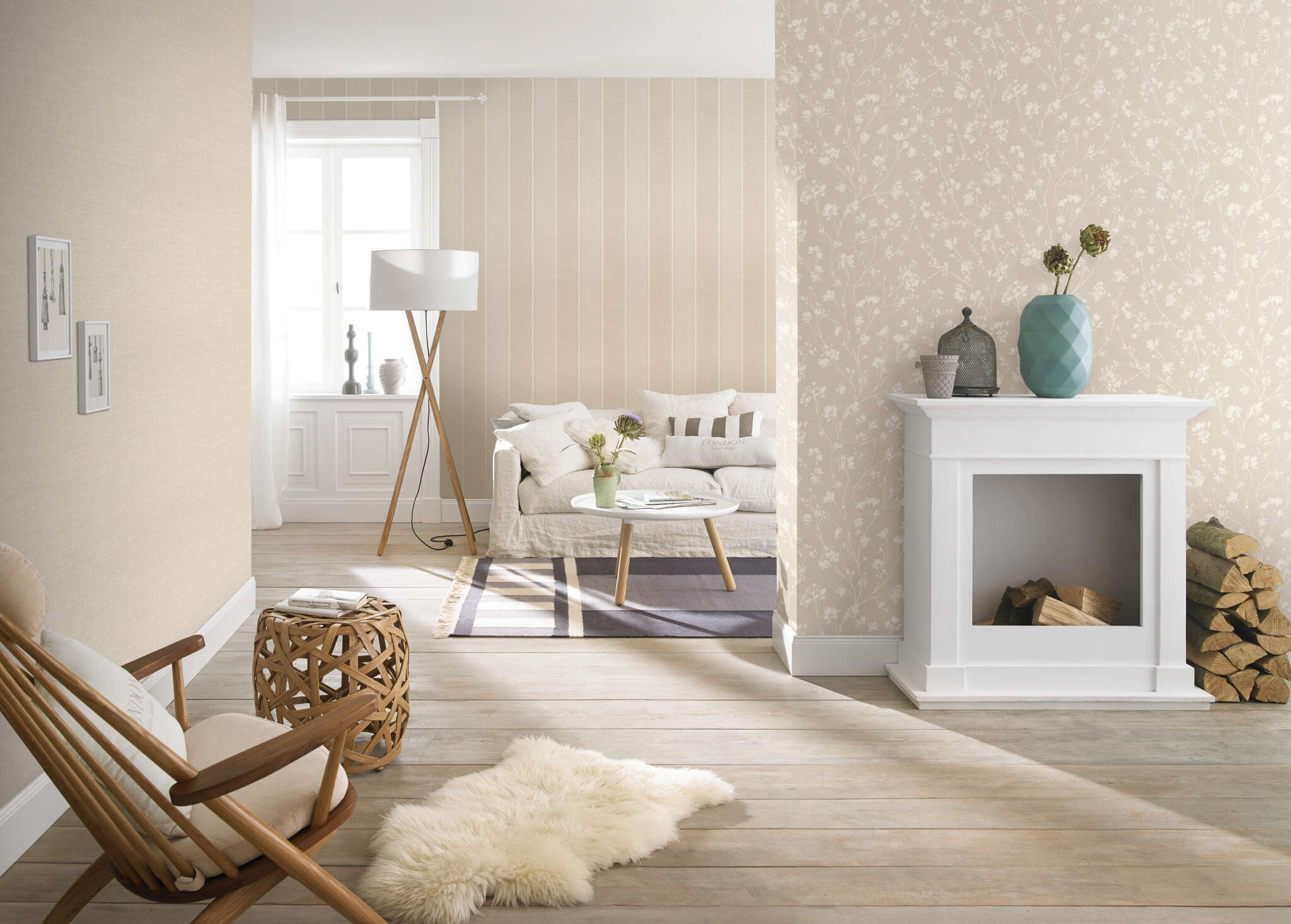 10-463811 Raumbilder 1 Une chambre avec Fleurs légères et délicates sur fond beige – un motif doux et apaisant pour une décoration intérieure naturelle.