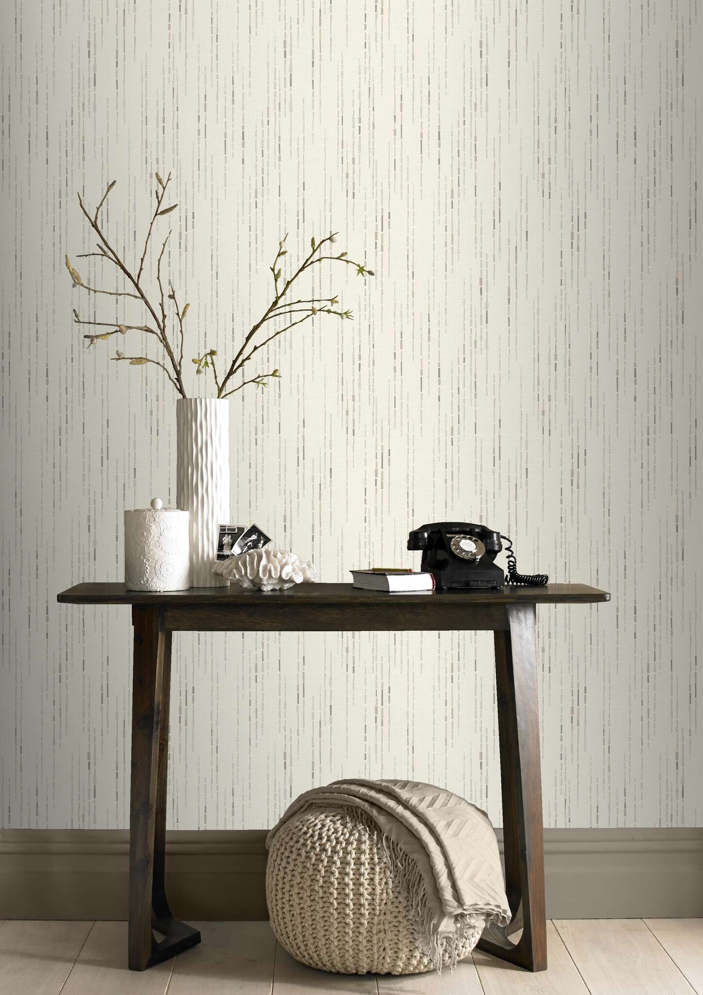 10-735130 Raumsituationen 3 Room with Wallpaper with vertical lines and textile texture