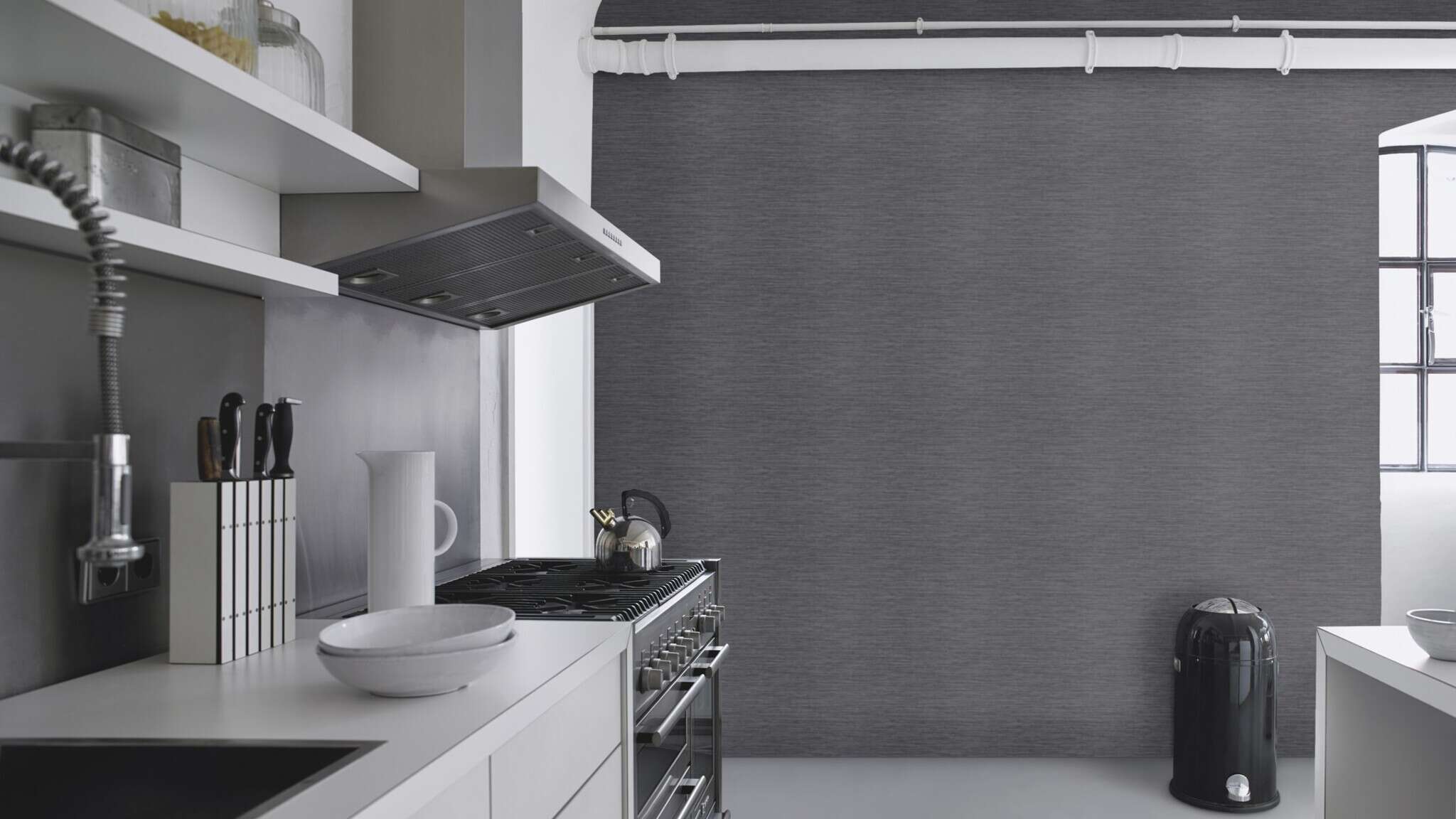 10-866469 Raumsituationen 3 Room with Single-colour wallpaper with wood effect