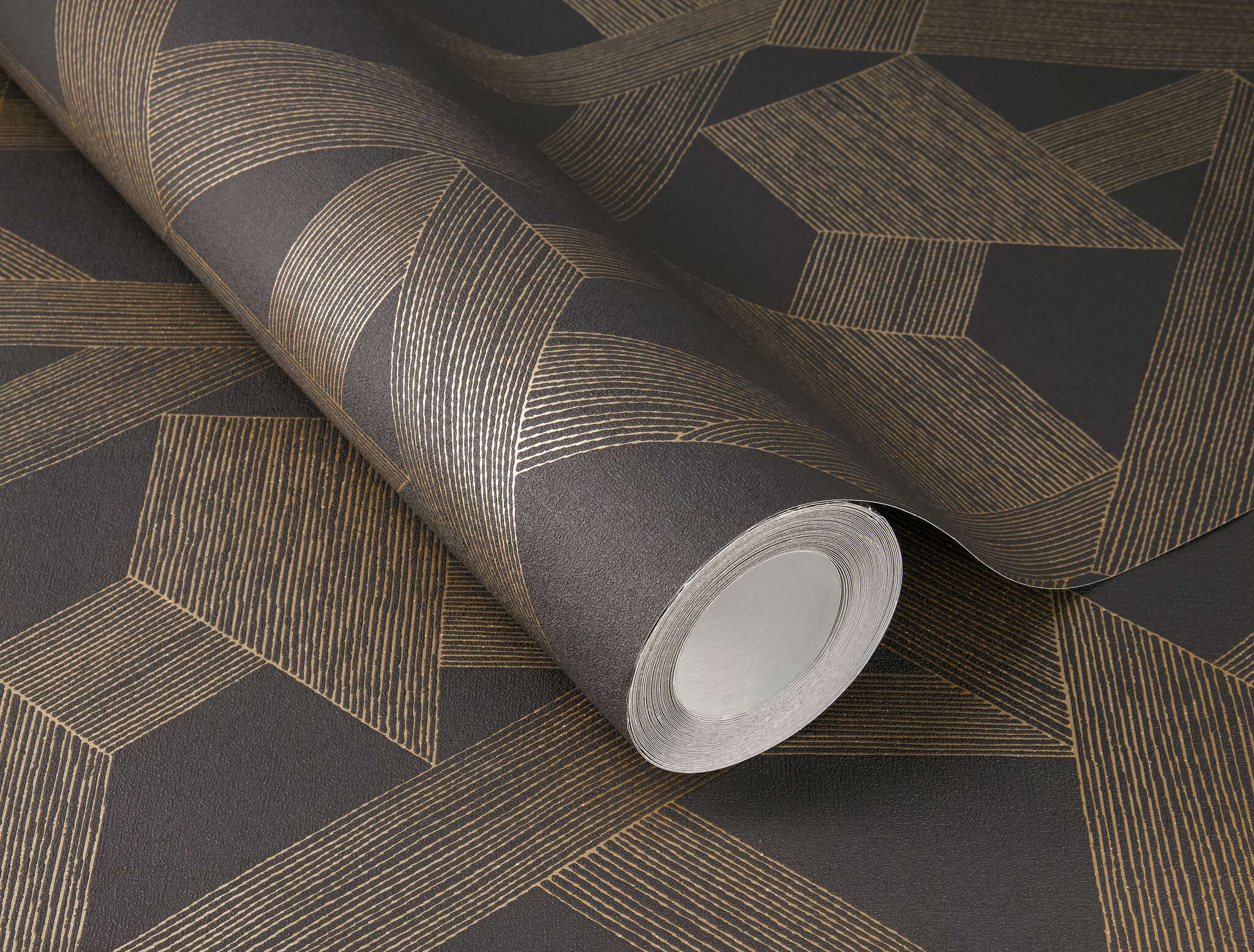 10-600445 Detailaufnahmen 2 Detailed image of Geometric wallpaper with lines and diamonds
