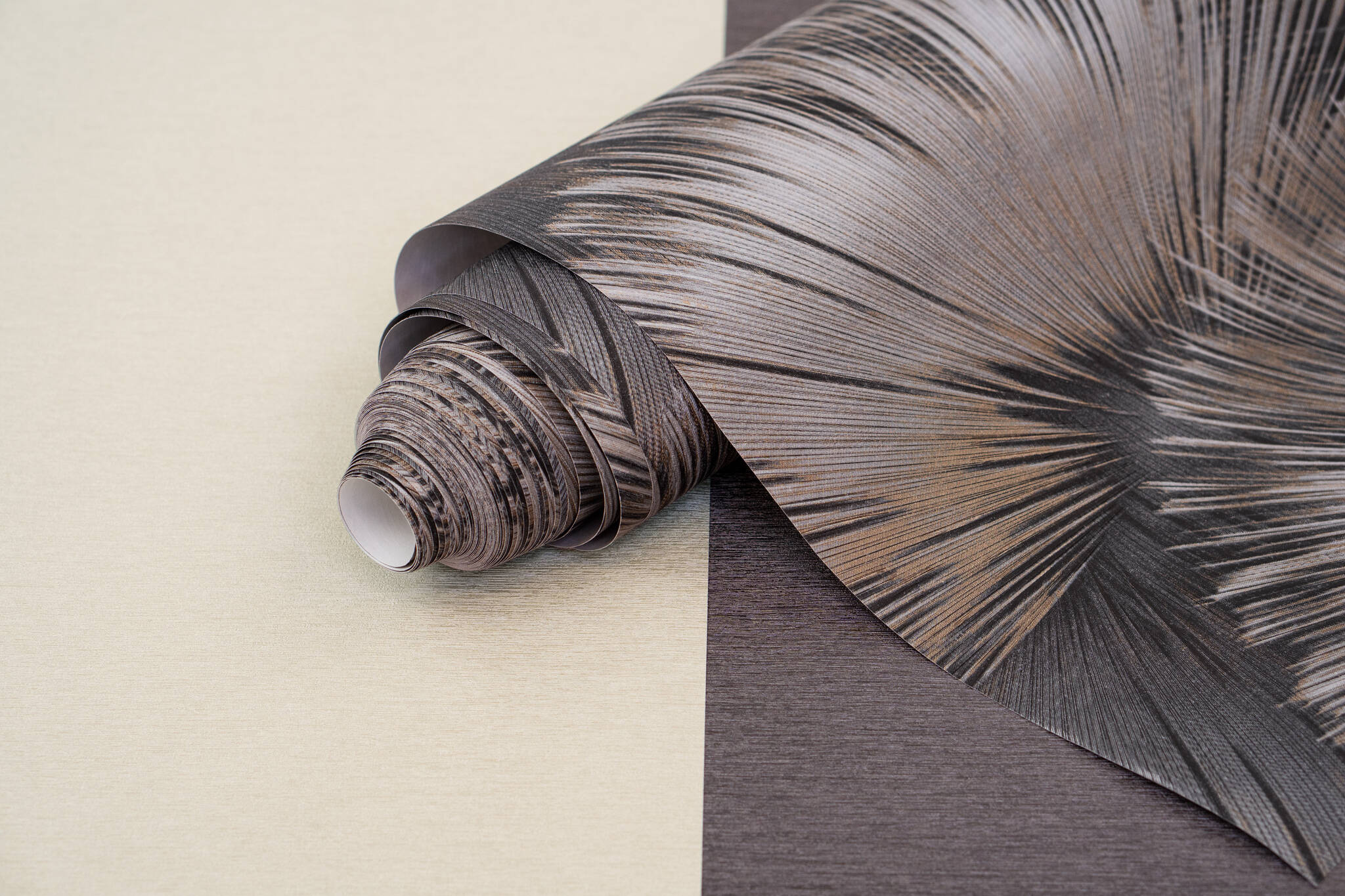 10-659788 Detailaufnahmen 3 Non-woven wallpaper in gray-taupe Incanto 659788