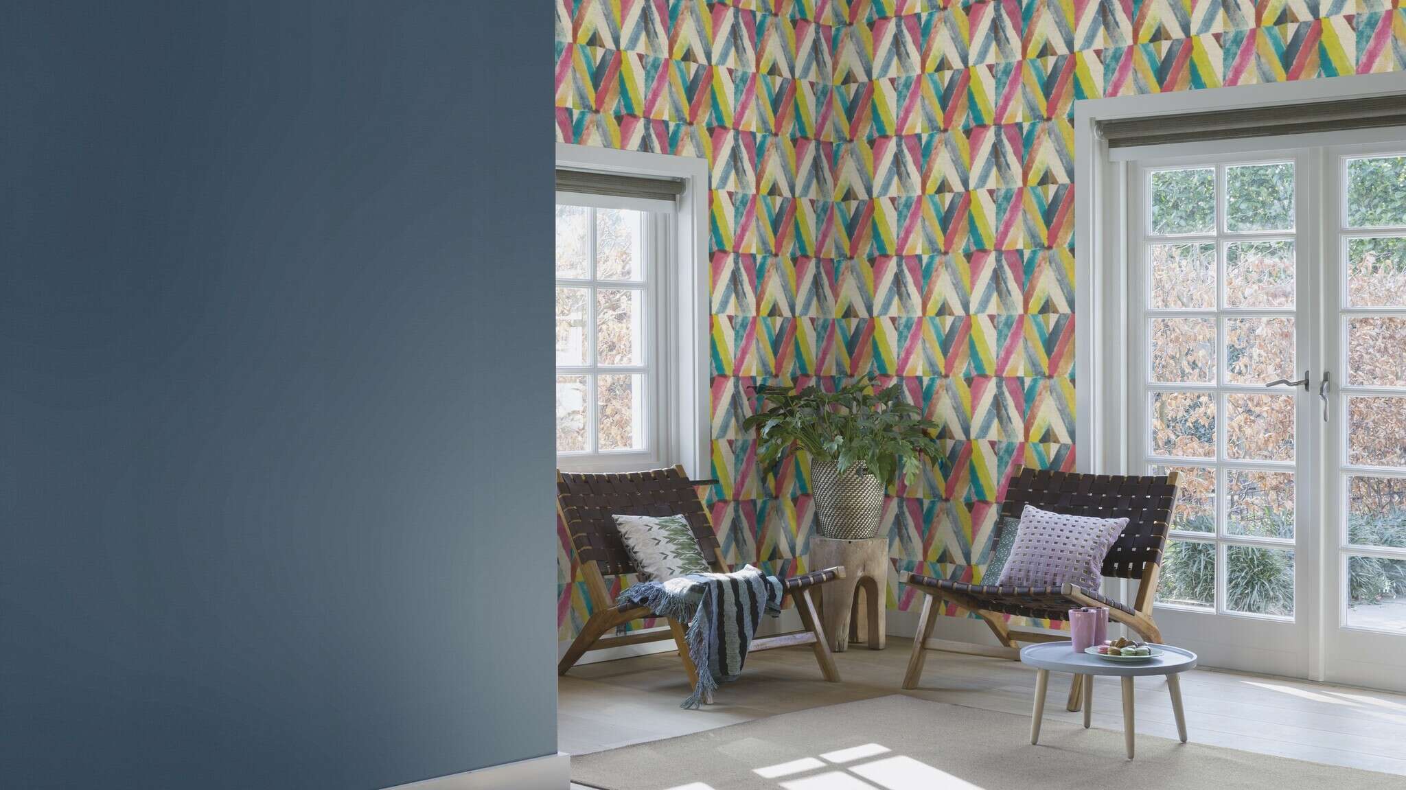 10-704051 Raumsituationen 7 Non-woven wallpaper in blue-light blue Selection 704051