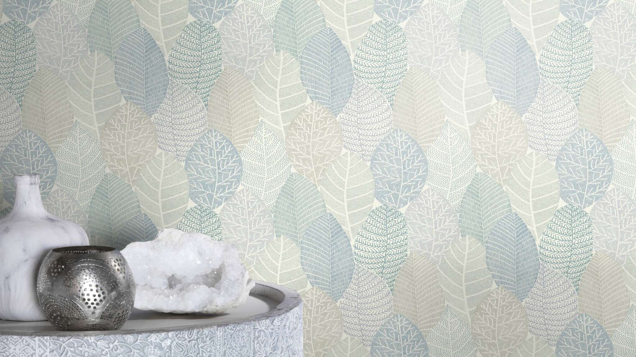 10-867114 Raumsituationen 2 Room with Large leaves in blue and green, sketched in different styles with small dots or fine lines on a white background
