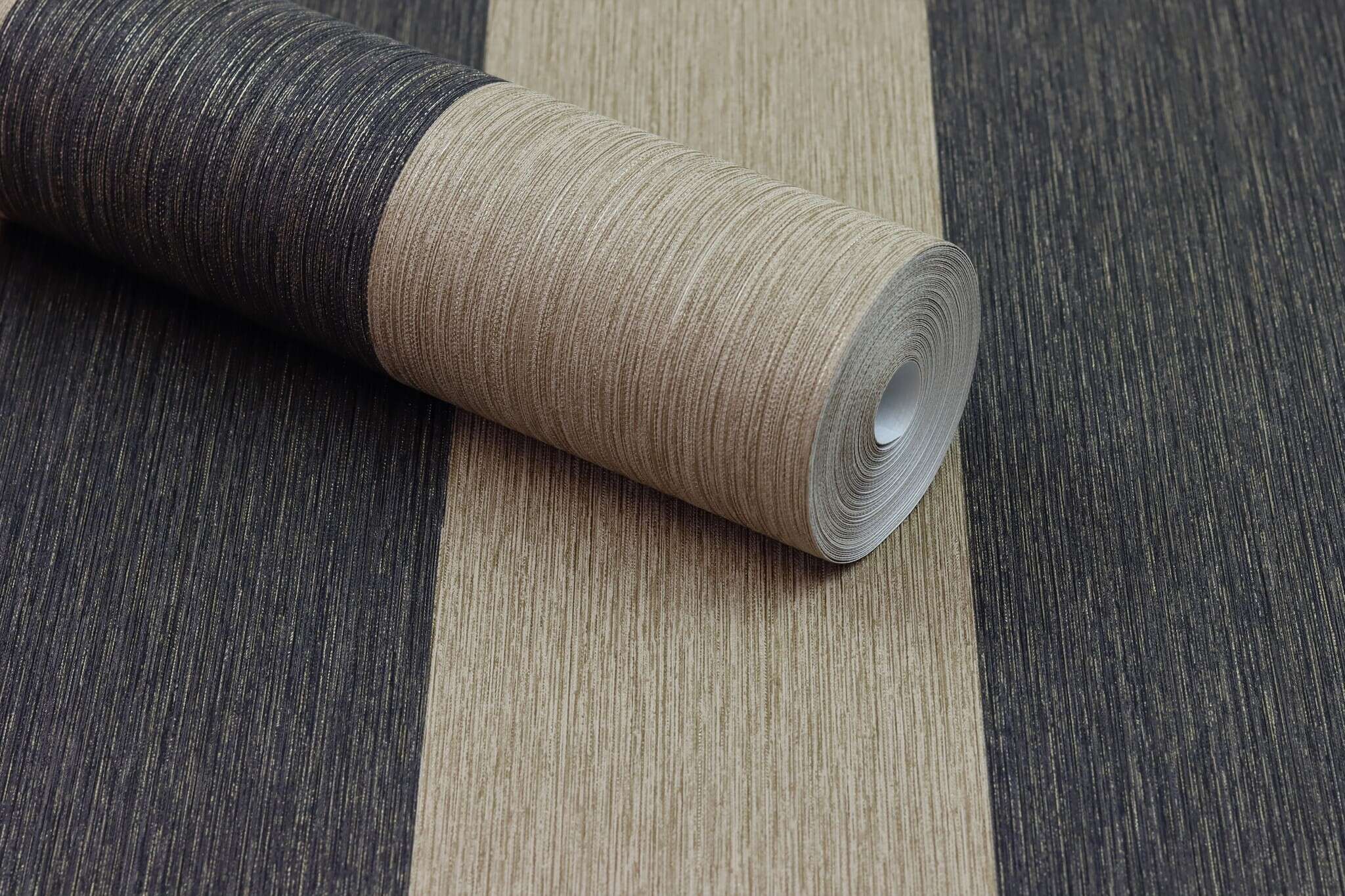 10-844030 Detailaufnahmen 12 Detailed image of Wallpaper with block stripes and grooved texture