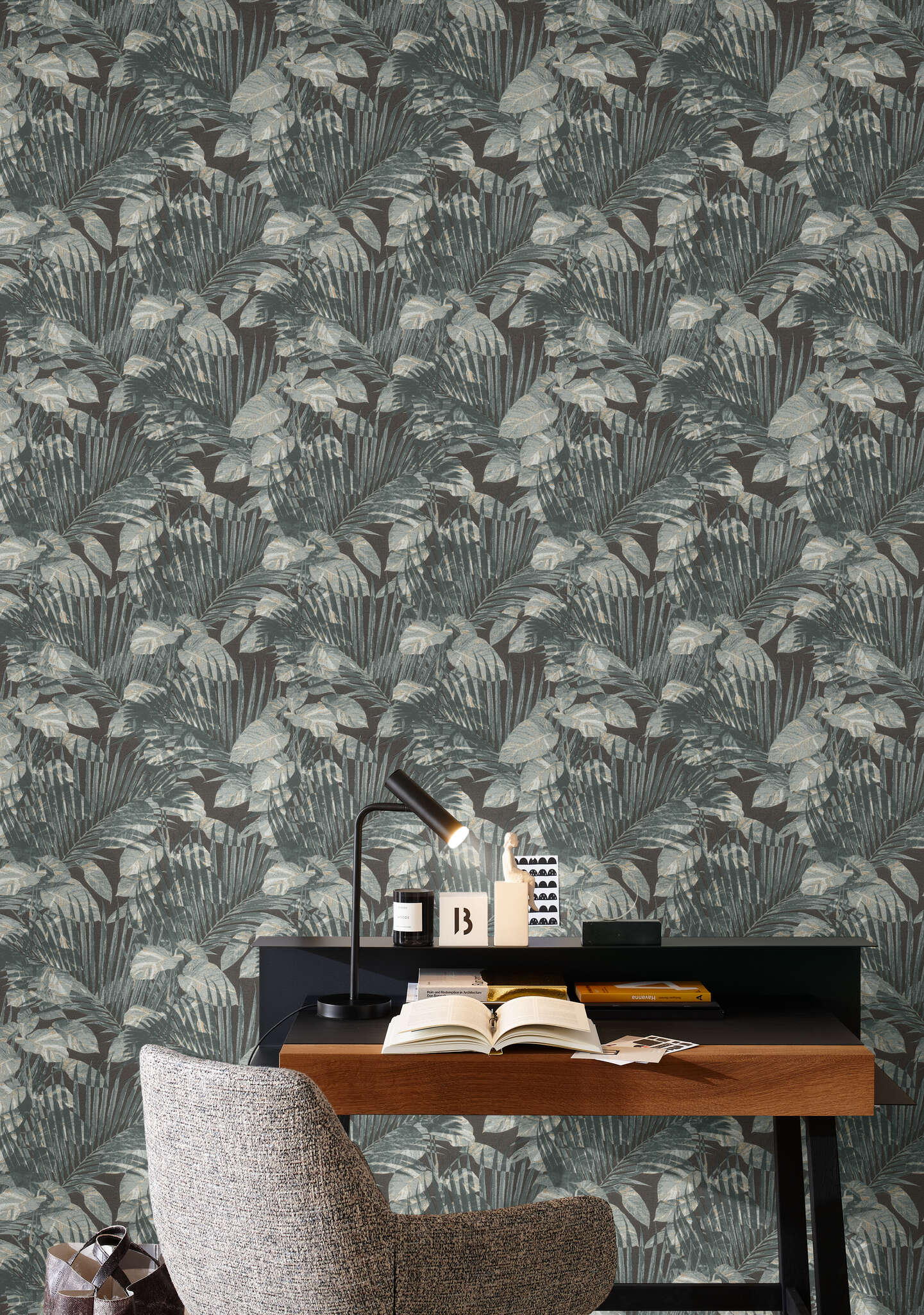 10-600179 Raumbilder 2 Room with Tropical wallpaper with palm leaves and monstera