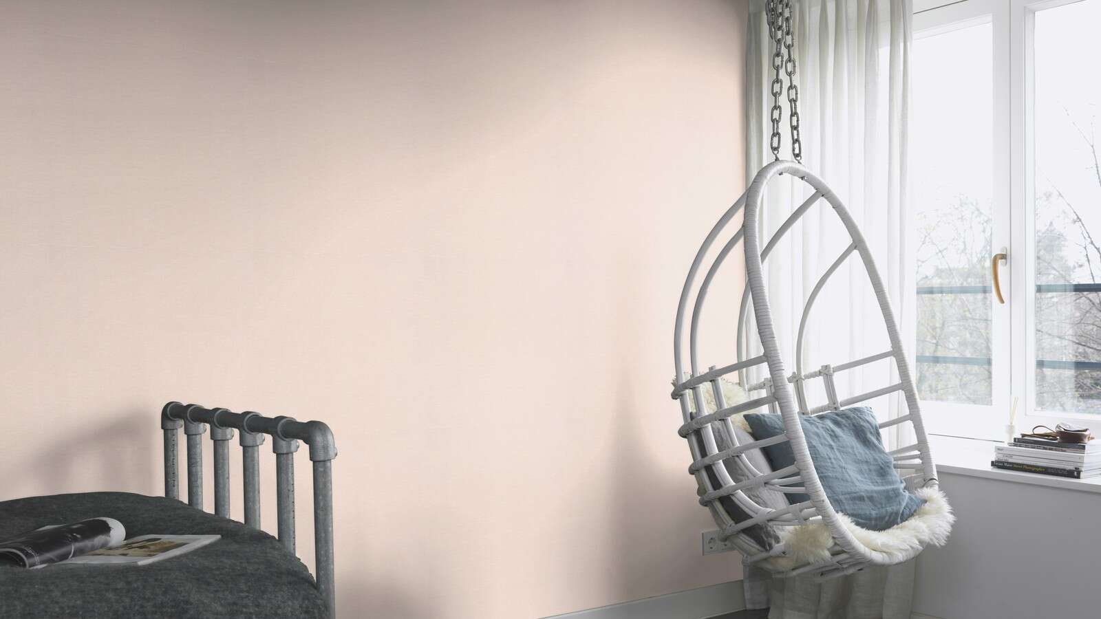 10-448641 Raumsituationen 7 Room with Plain wallpaper in delicate cream with a textile linen-like surface, ideal for cosy room designs.