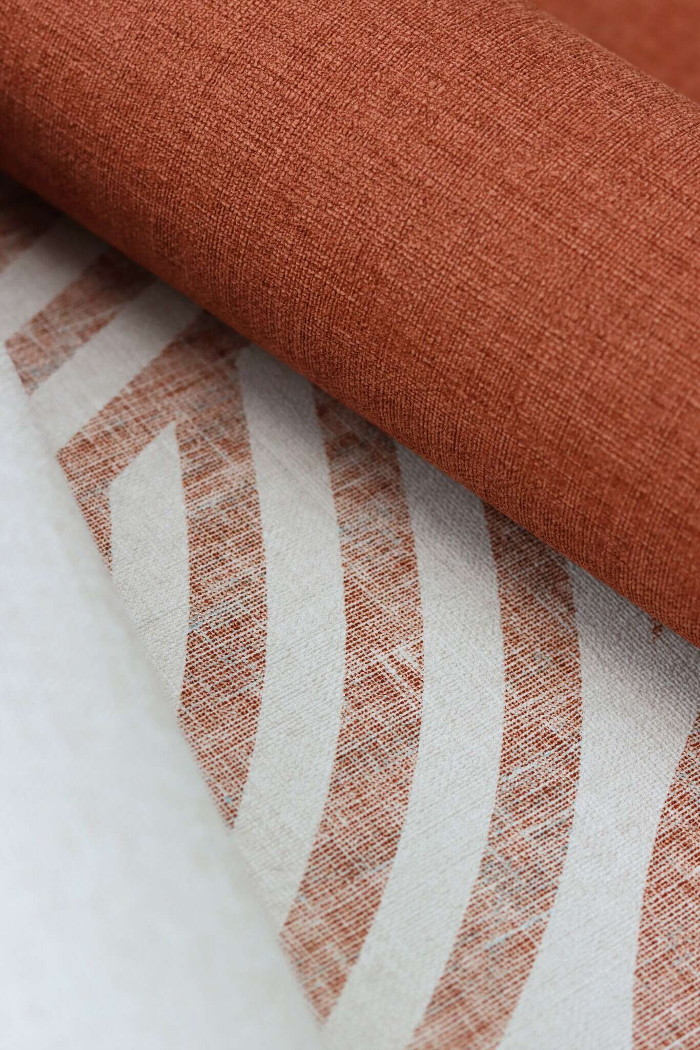 10-448504 Detailaufnahmen 4 Detailed image of Delicate non-woven wallpaper in a light pink tone with a fine, textile-like texture – ideal for a soft, cosy ambience.