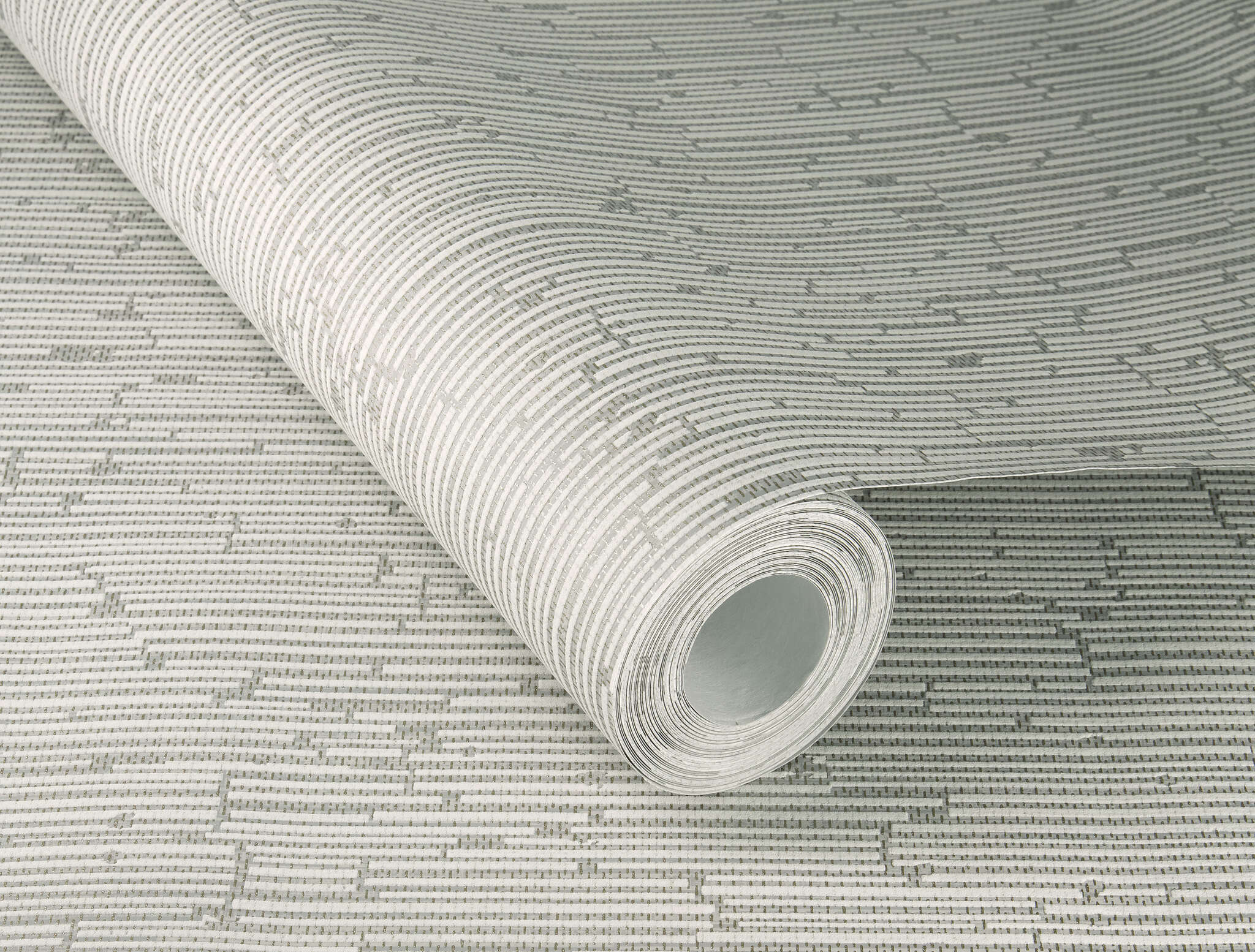 10-312621 Detailaufnahmen 3 Image détaillée de Papier peint non tissé gris clair avec une texture verticale en relief pour des accents subtils