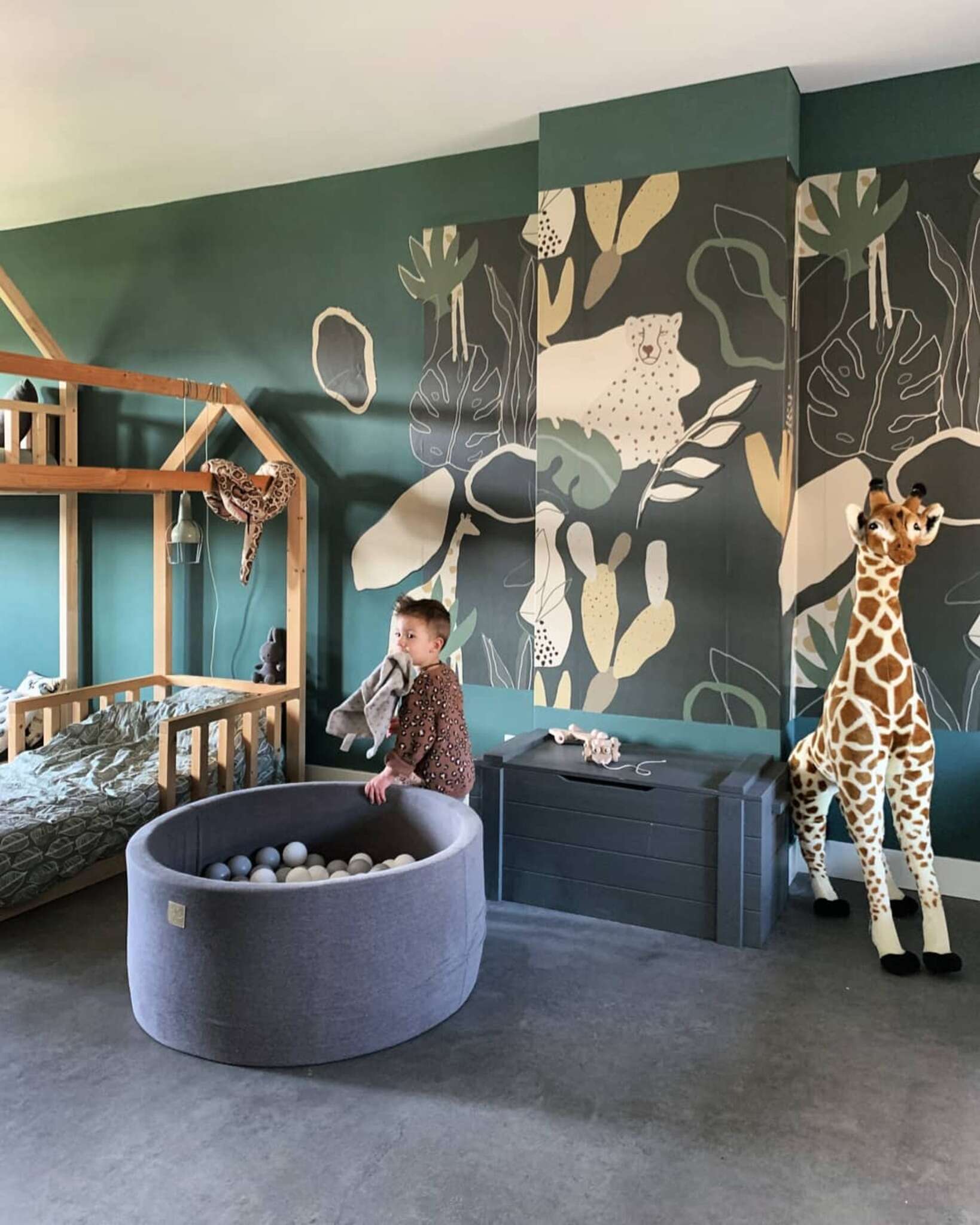 10-300125 Raumsituationen 2 Wall mural Safari in Green | Roomblush - RB248