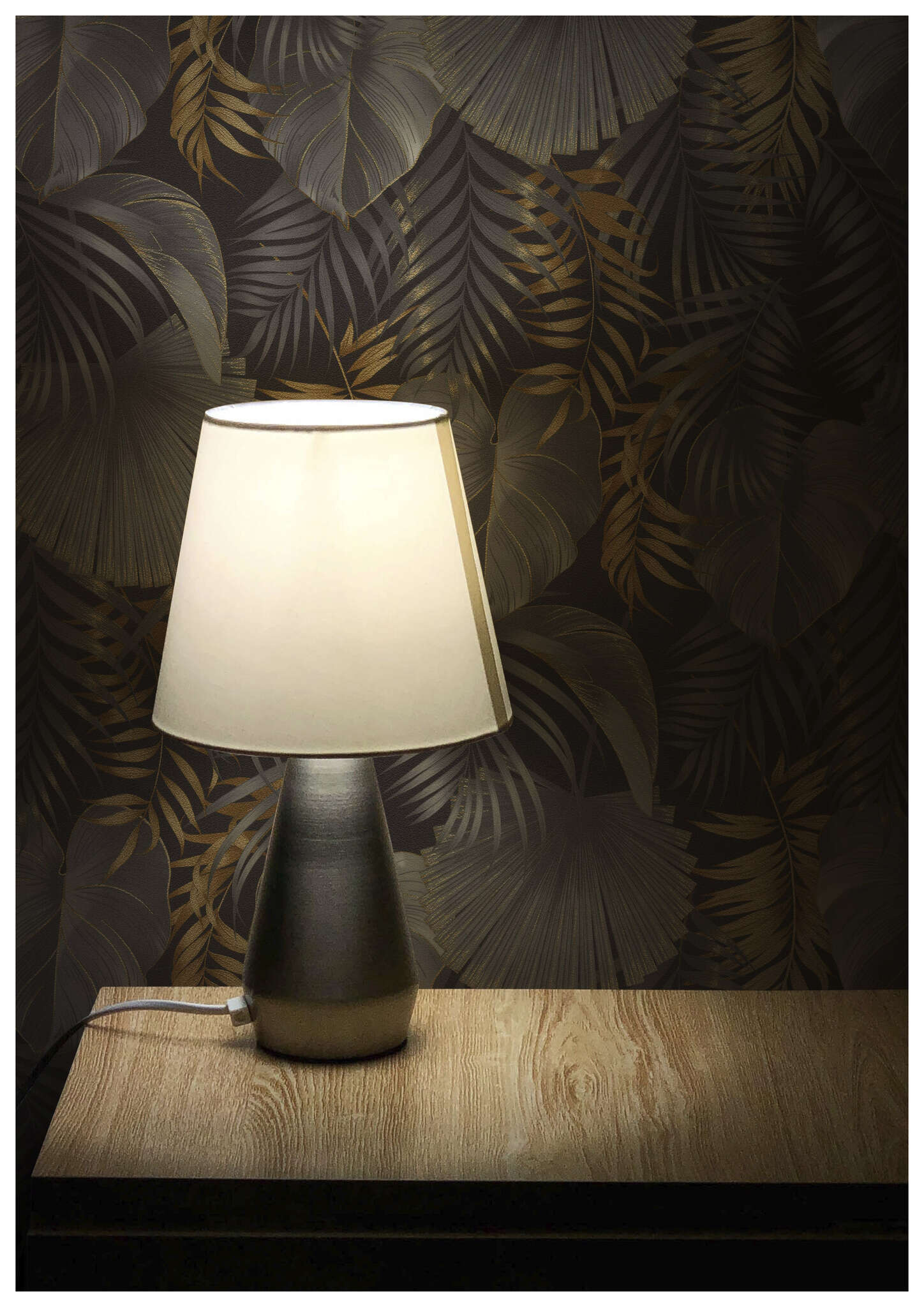 10-462043 Raumsituationen 6 Raum mit Üppiges Blättermotiv mit Palmen- und Monstera-Blättern in Kupfer, Bronze und Grau auf schwarzem Fond