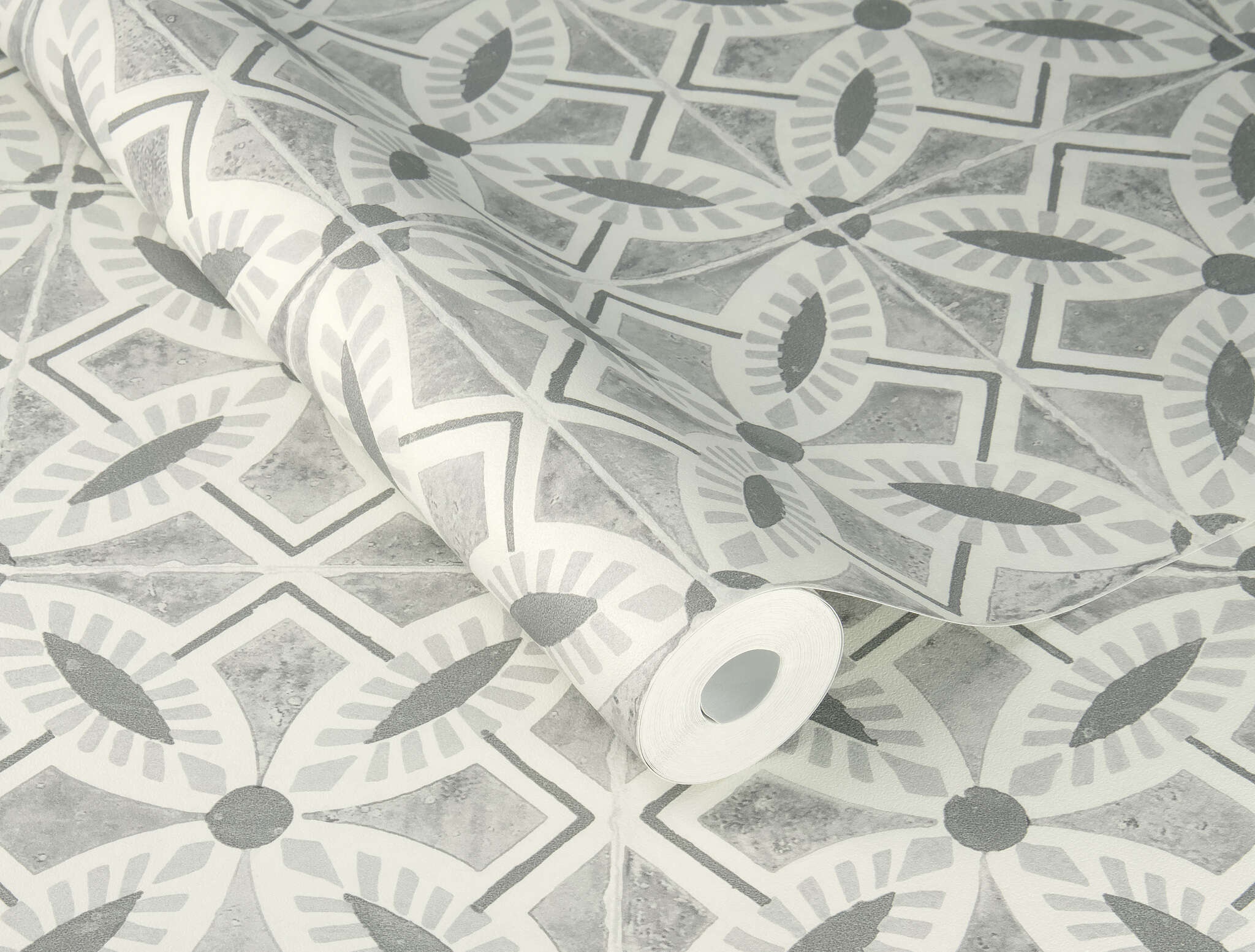 10-410259 Detailaufnahmen 1 Detailed image of Grey non-woven wallpaper in a vintage tile style with delicate ornaments – modern and nostalgic at the same time.