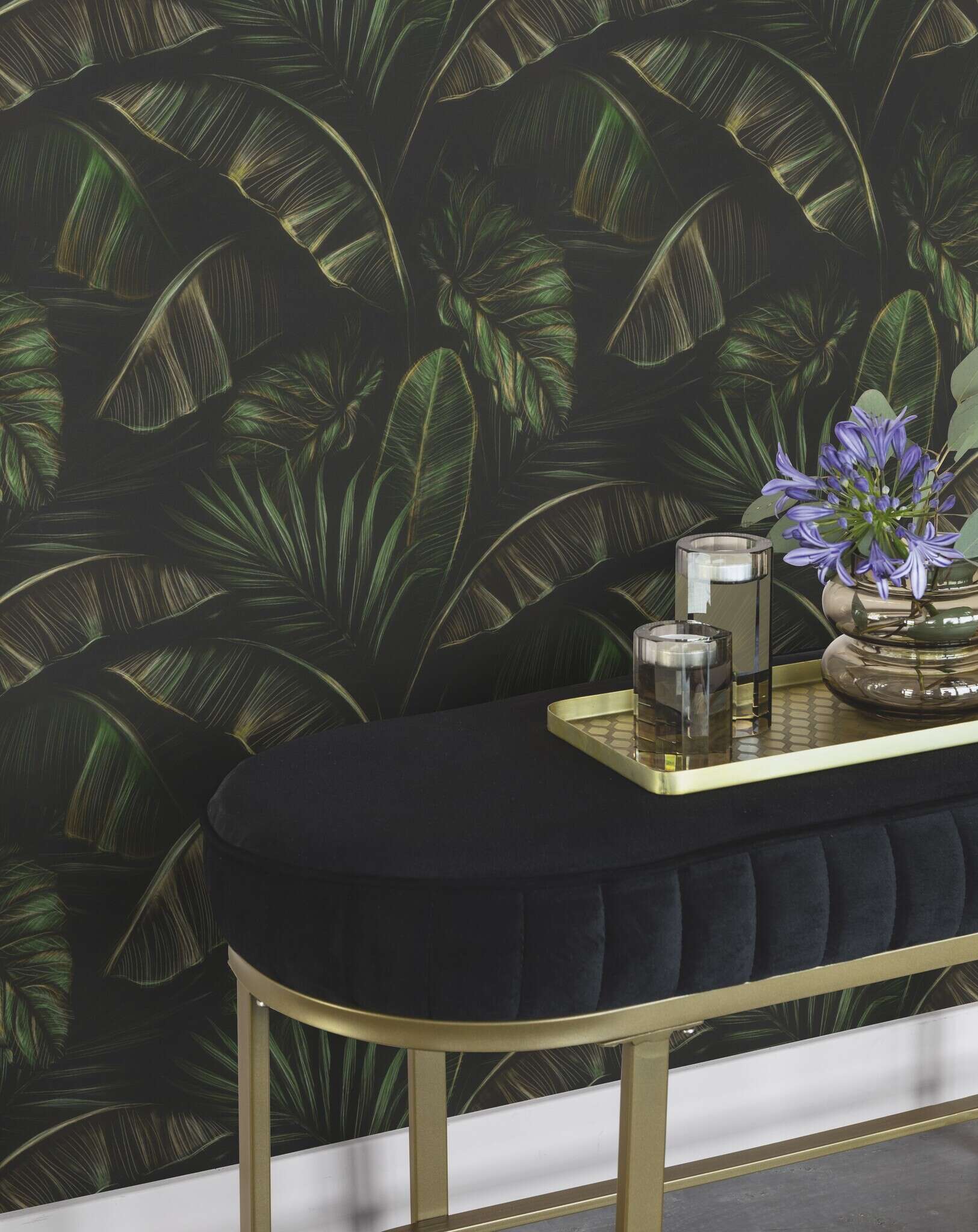10-286588 Raumsituationen 6 Room with Expressive wallpaper with large green banana leaves on a dark background in a jungle style