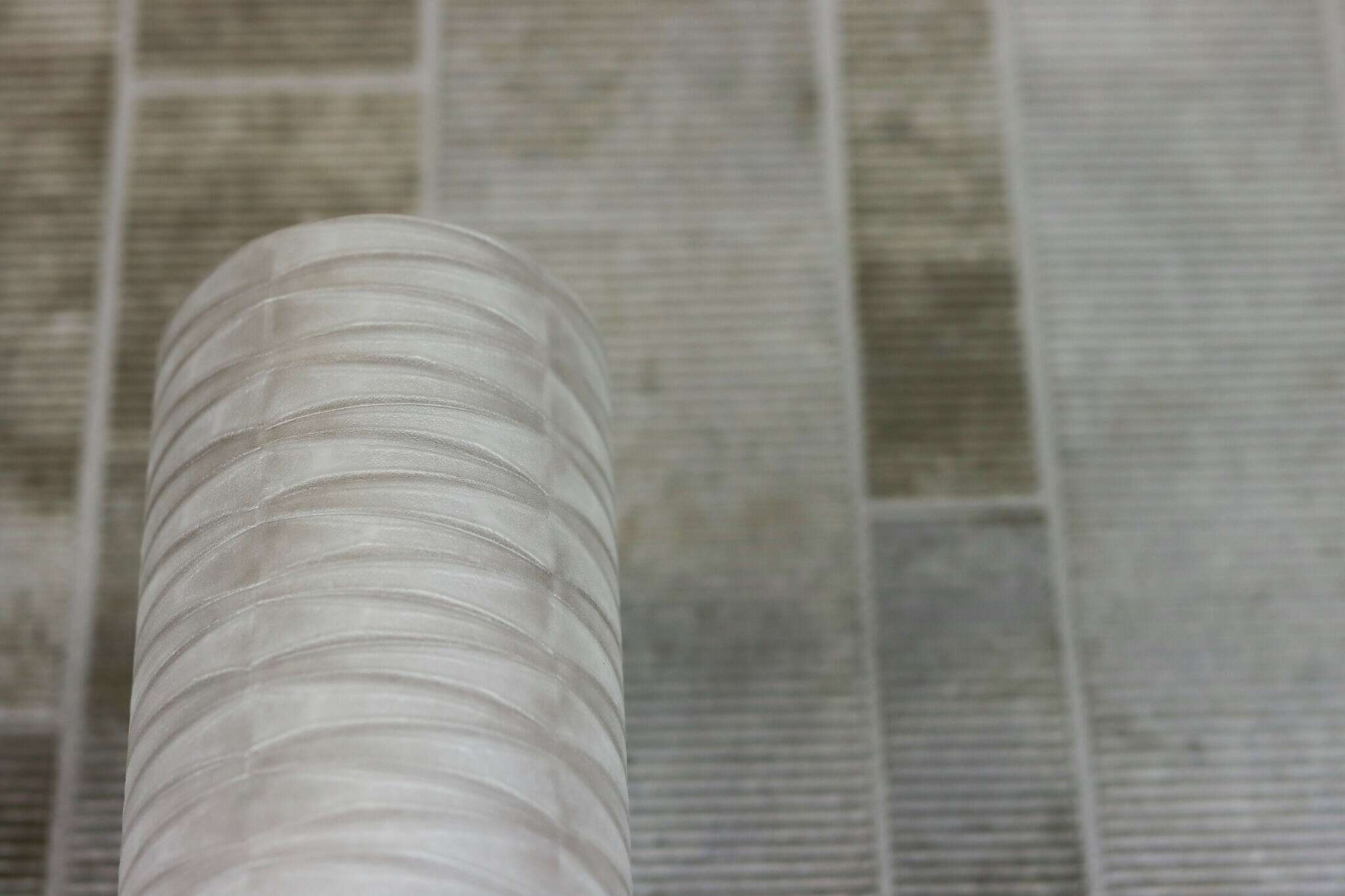10-428209 Detailaufnahmen 10 Detailed image of Non-woven wallpaper with rectangular tile pattern in various beige tones with concrete texture.