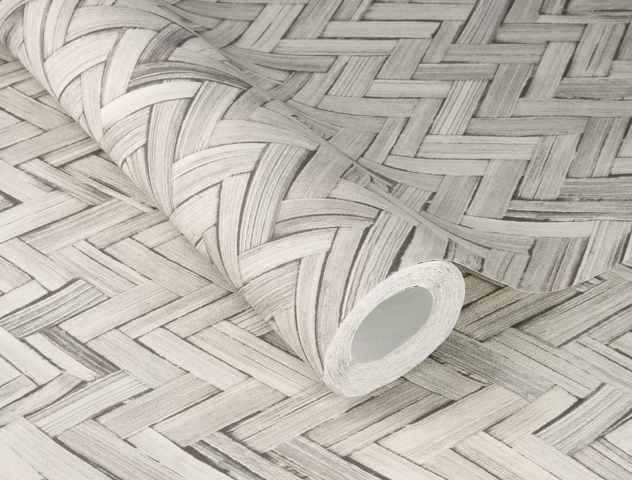 10-410365 Detailaufnahmen 1 Detailed image of Grey non-woven wallpaper with a natural bamboo look in a herringbone pattern – modern and textured.